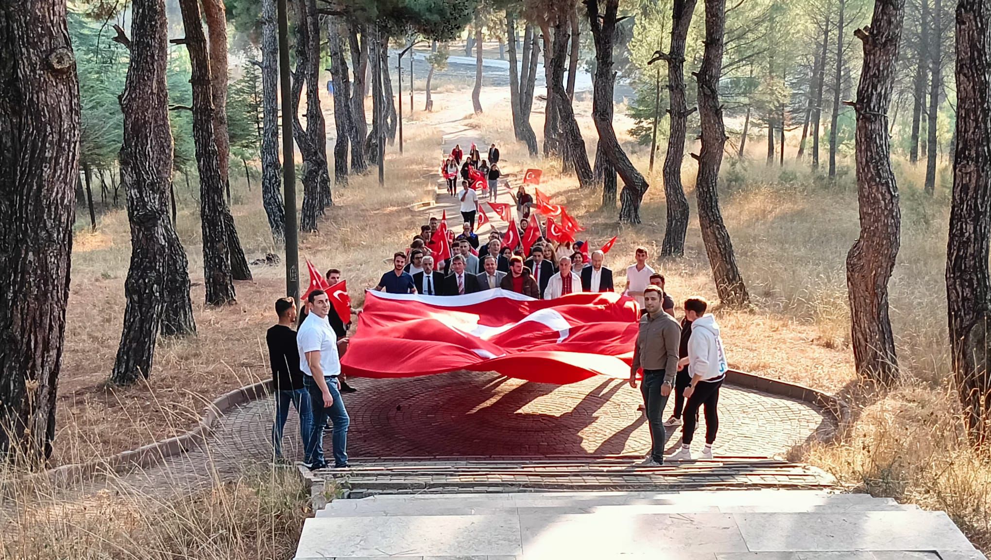 Cumhuriyetimizin 100. Yılında "Şehitlik Anıt Yürüyüşü" düzenlendi. 4