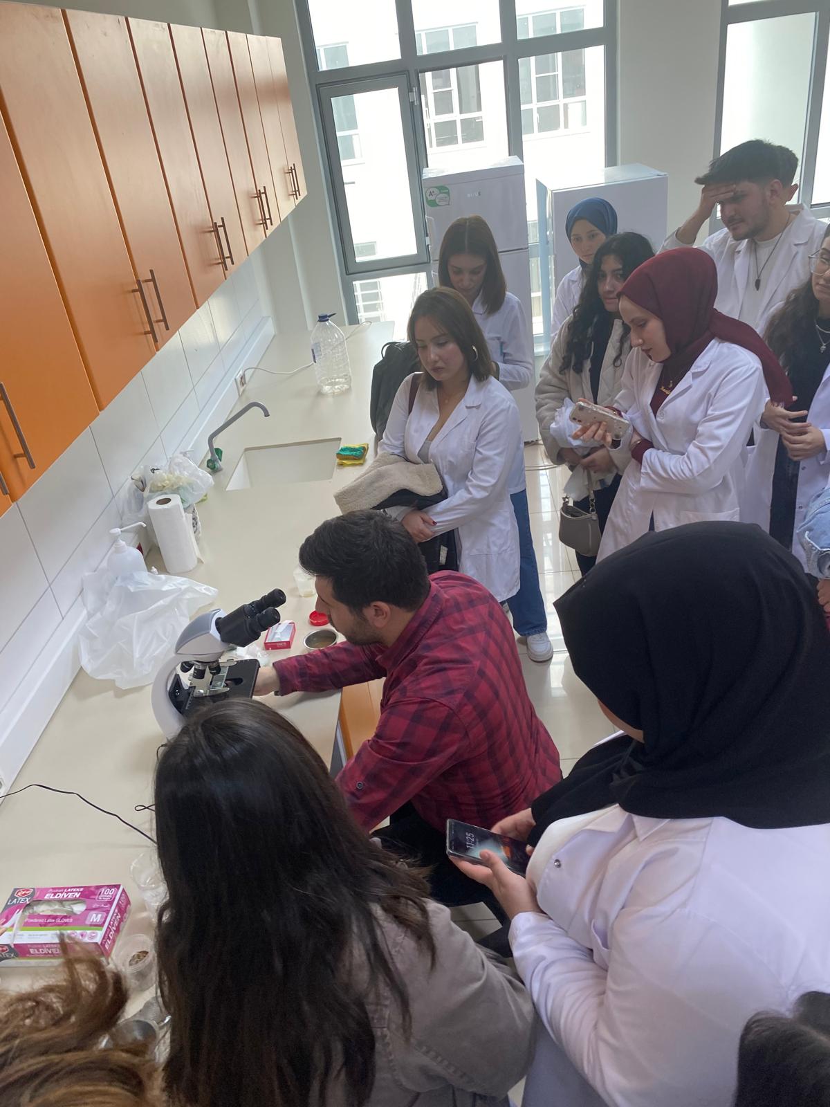 Laborant ve Veteriner Sağlık Programı Veteriner Fakültesi ve İvrindi Sokak Hayvanları Geçici Bakımevi ve Rehabilitasyon Merkezi'ne teknik gezi düzenledi. 2