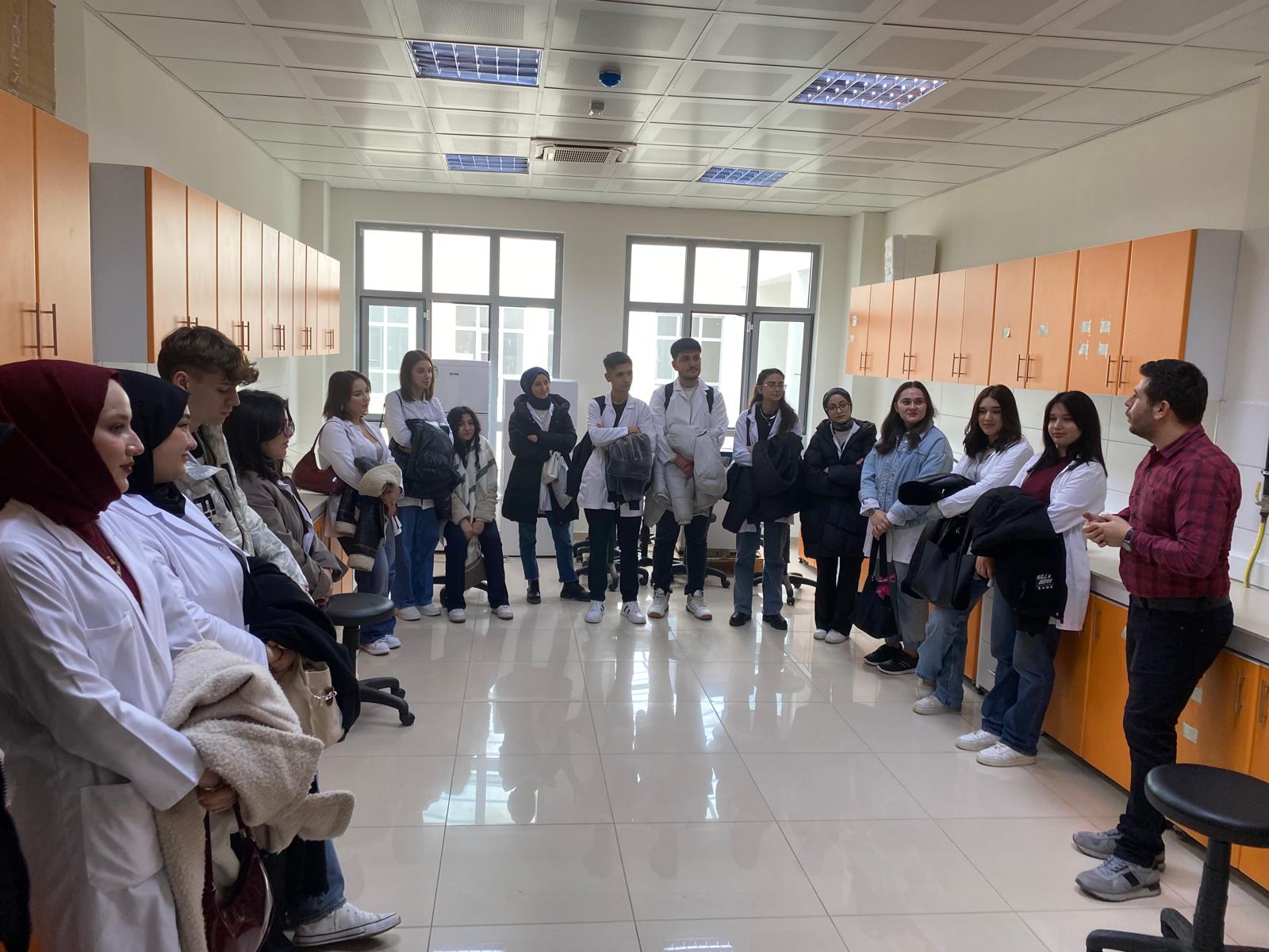 Laborant ve Veteriner Sağlık Programı Veteriner Fakültesi ve İvrindi Sokak Hayvanları Geçici Bakımevi ve Rehabilitasyon Merkezi'ne teknik gezi düzenledi. 3