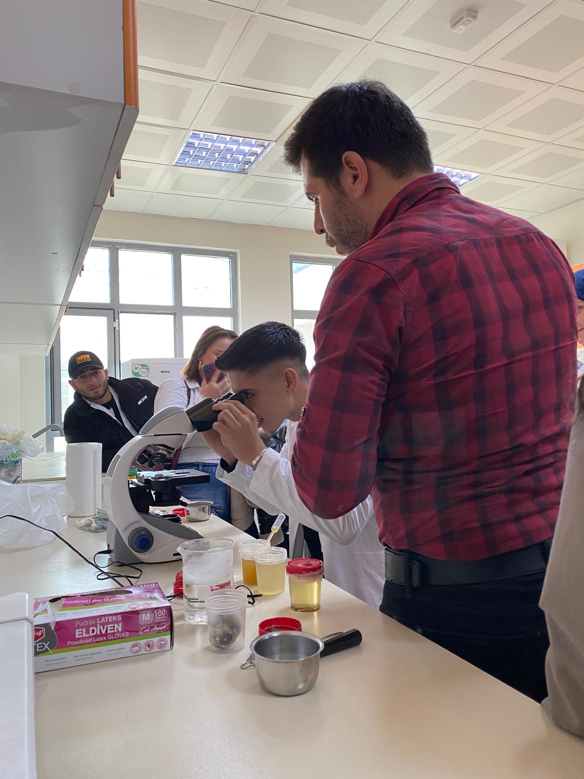 Laborant ve Veteriner Sağlık Programı Veteriner Fakültesi ve İvrindi Sokak Hayvanları Geçici Bakımevi ve Rehabilitasyon Merkezi'ne teknik gezi düzenledi.