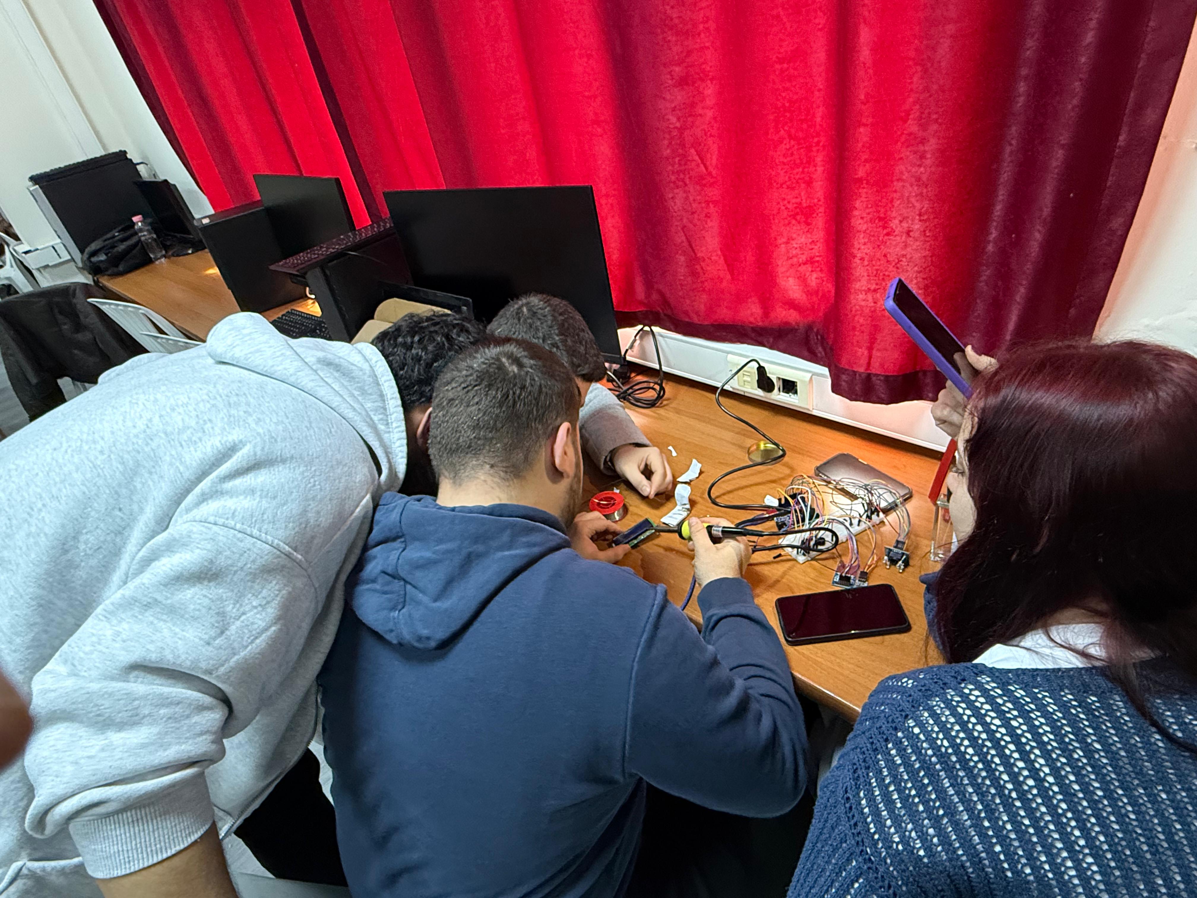 Bilgisayar Programcılığı Öğrencileri Sosyal Gelişim Odaklı Robotik Projeler Geliştiriyor