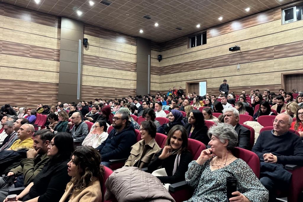 Fakültemizde Sağlık Alanında Akademik Amaçlı Yapay Zeka Kullanımı Paneli gerçekleştirildi 1
