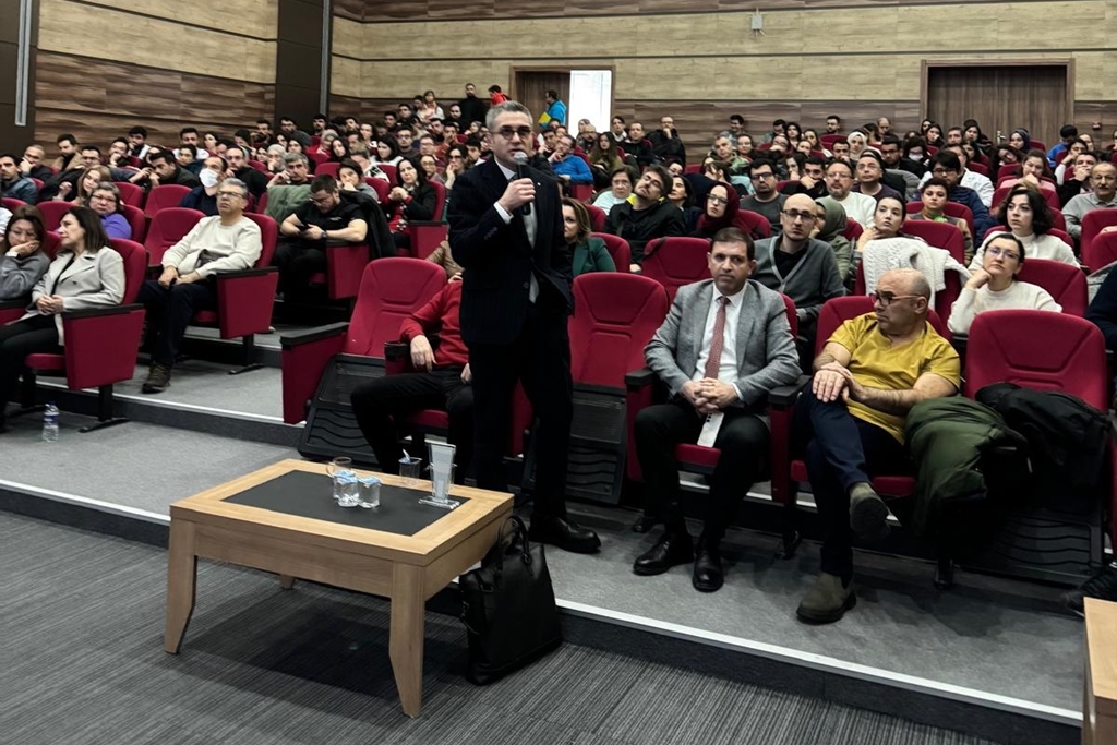 Fakültemizde Sağlık Alanında Akademik Amaçlı Yapay Zeka Kullanımı Paneli gerçekleştirildi 4
