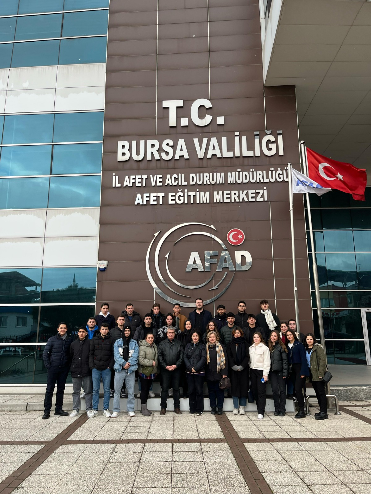 Balıkesir Meslek Yüksekokulu İnşaat Teknolojisi Programı öğrencileri Deprem Konusunda eğitim almak ve farkındalık oluşturabilmek amacıyla Bursa Afet ve Acil Eğitim Müdürlüğü Eğitim Merkezi’ni ziyaret etti