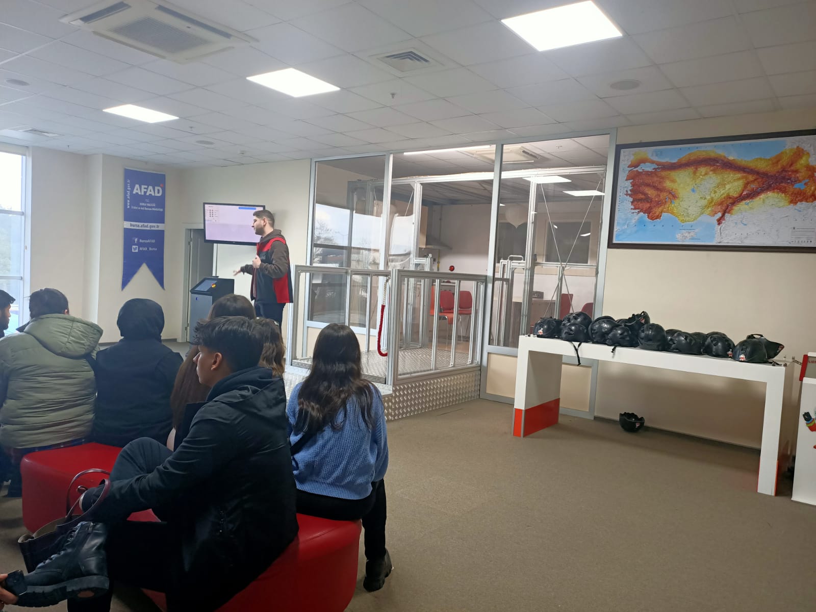 Balıkesir Meslek Yüksekokulu İnşaat Teknolojisi Programı öğrencileri Deprem Konusunda eğitim almak ve farkındalık oluşturabilmek amacıyla Bursa Afet ve Acil Eğitim Müdürlüğü Eğitim Merkezi’ni ziyaret etti 3
