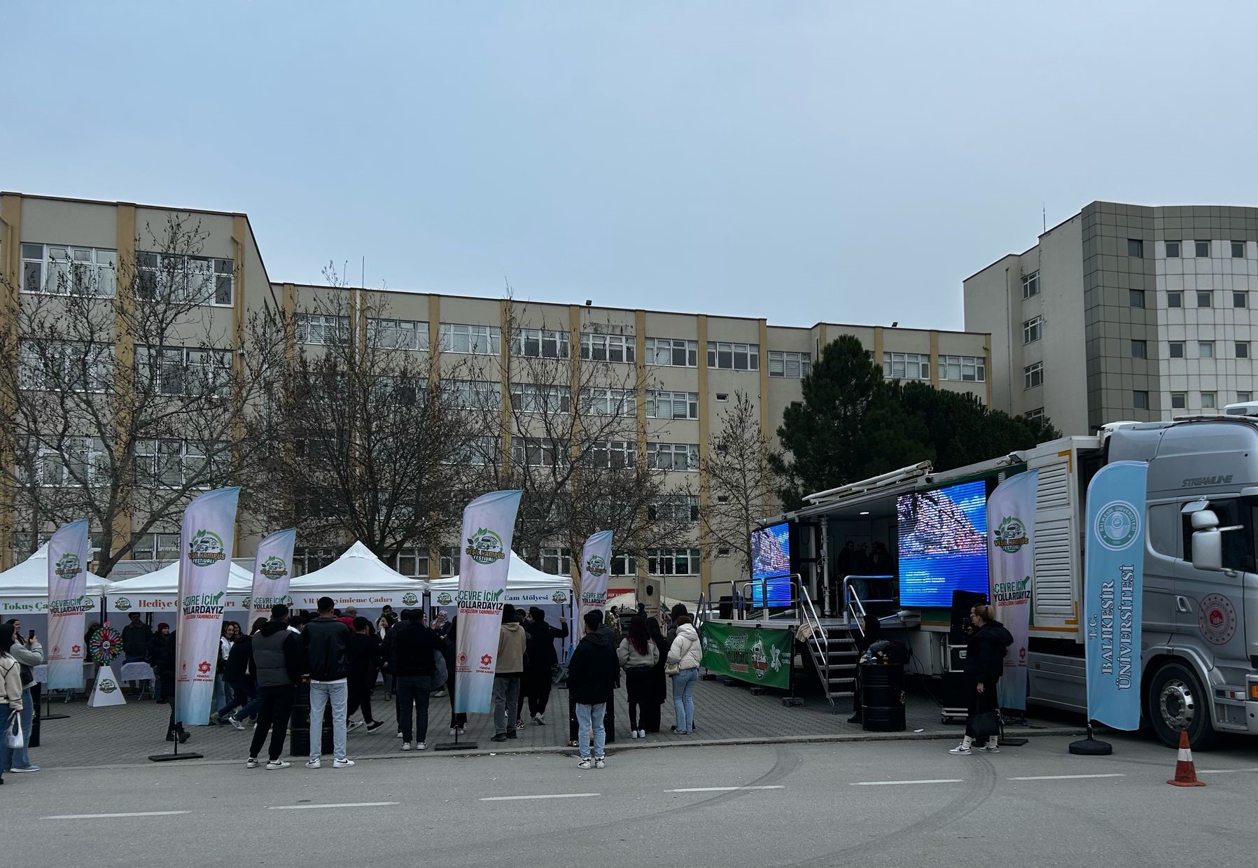 Çevre Tırı Çevre Dostu Bir Gelecek İçin Gençlerle Bir Araya Geldi
