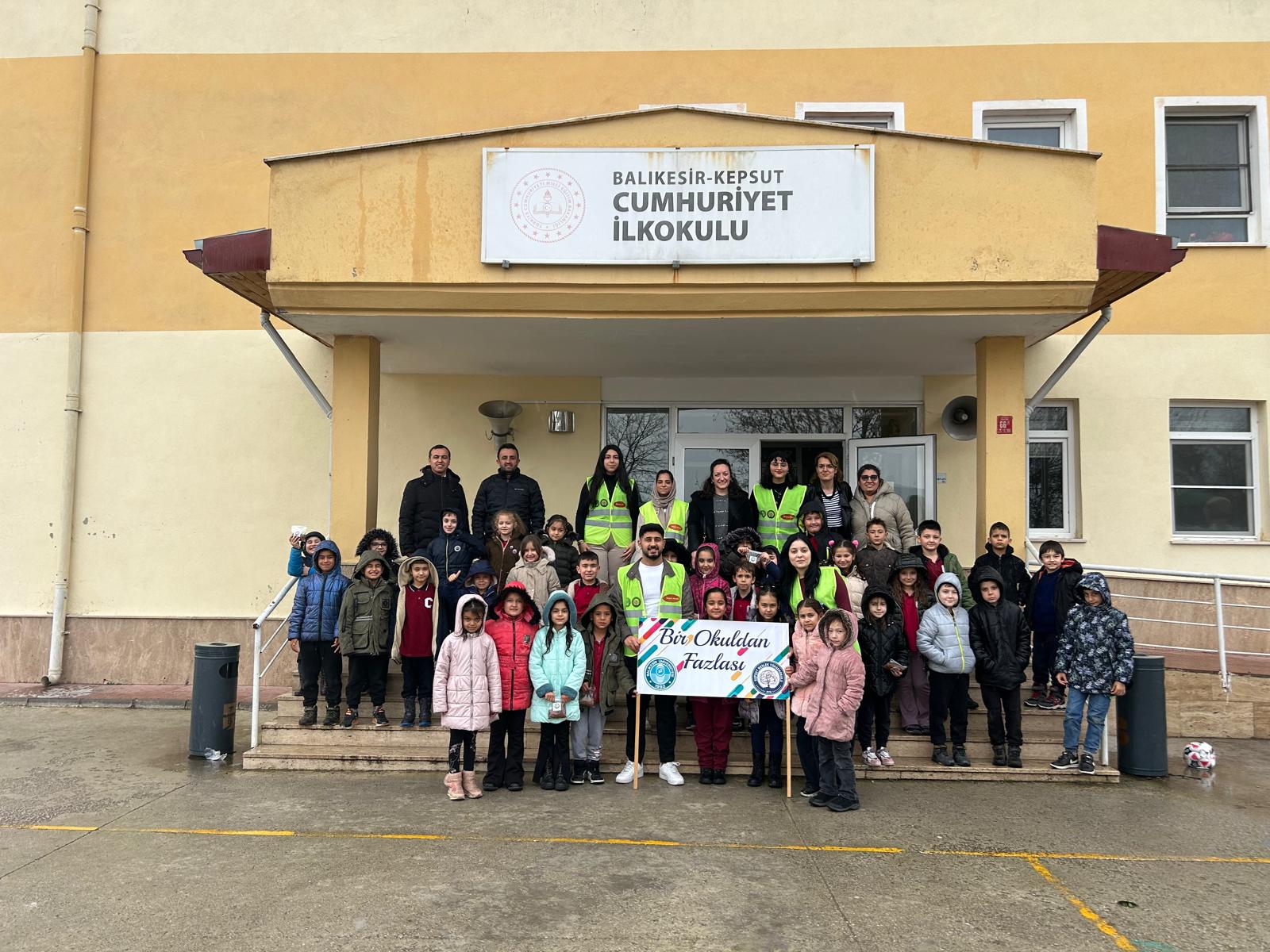 “Patili Dostlar” Projesi Meslek Yüksekokulu öğrencilerimiz Takım Çalışması dersi kapsamında Cumhuriyet İlkokulu öğrencileri ile buluştu. 