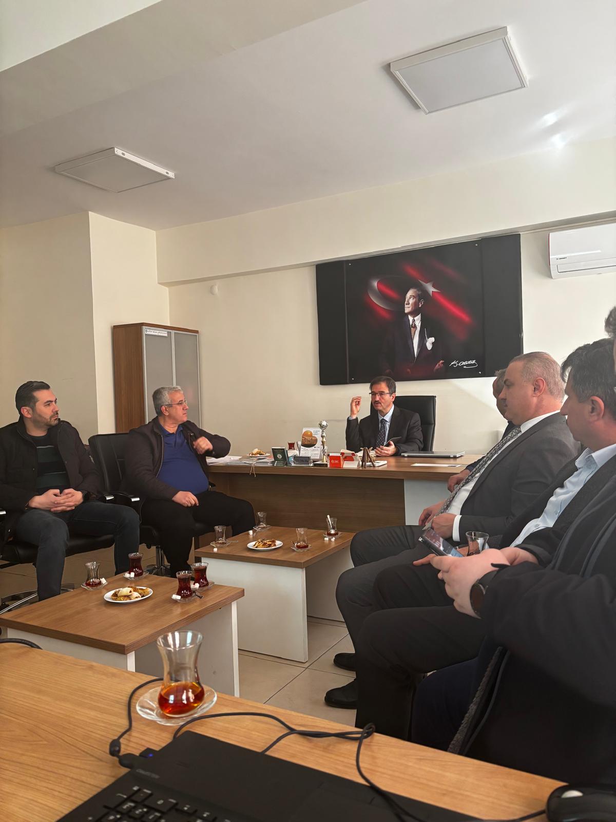 Danışma Kurulu ile yapılan toplantıda üyelerimiz ile, öğrencilerimize ve okulumuza faydalı olabilecek konular hakkında istişare yaptık. Teşrifleri ve destekleri için Danışma Kurulu üyelerimize teşekkür ederiz 4