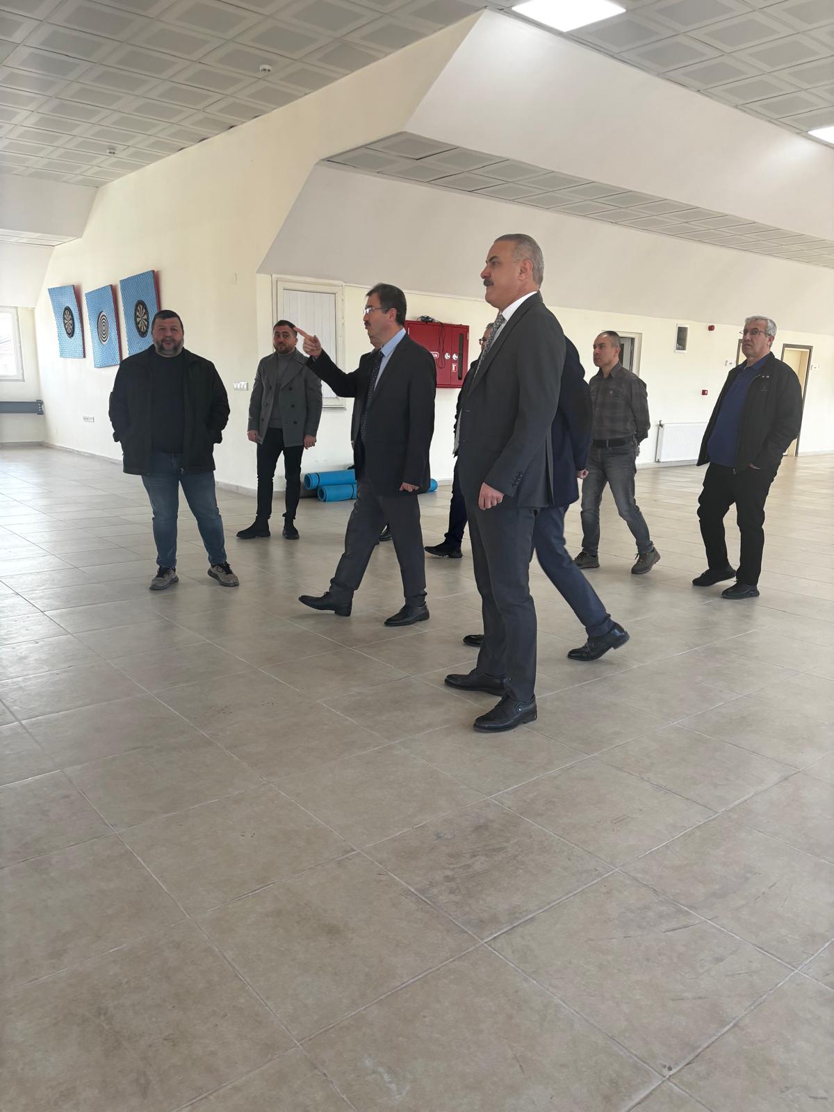 Danışma Kurulu ile yapılan toplantıda üyelerimiz ile, öğrencilerimize ve okulumuza faydalı olabilecek konular hakkında istişare yaptık. Teşrifleri ve destekleri için Danışma Kurulu üyelerimize teşekkür ederiz 3