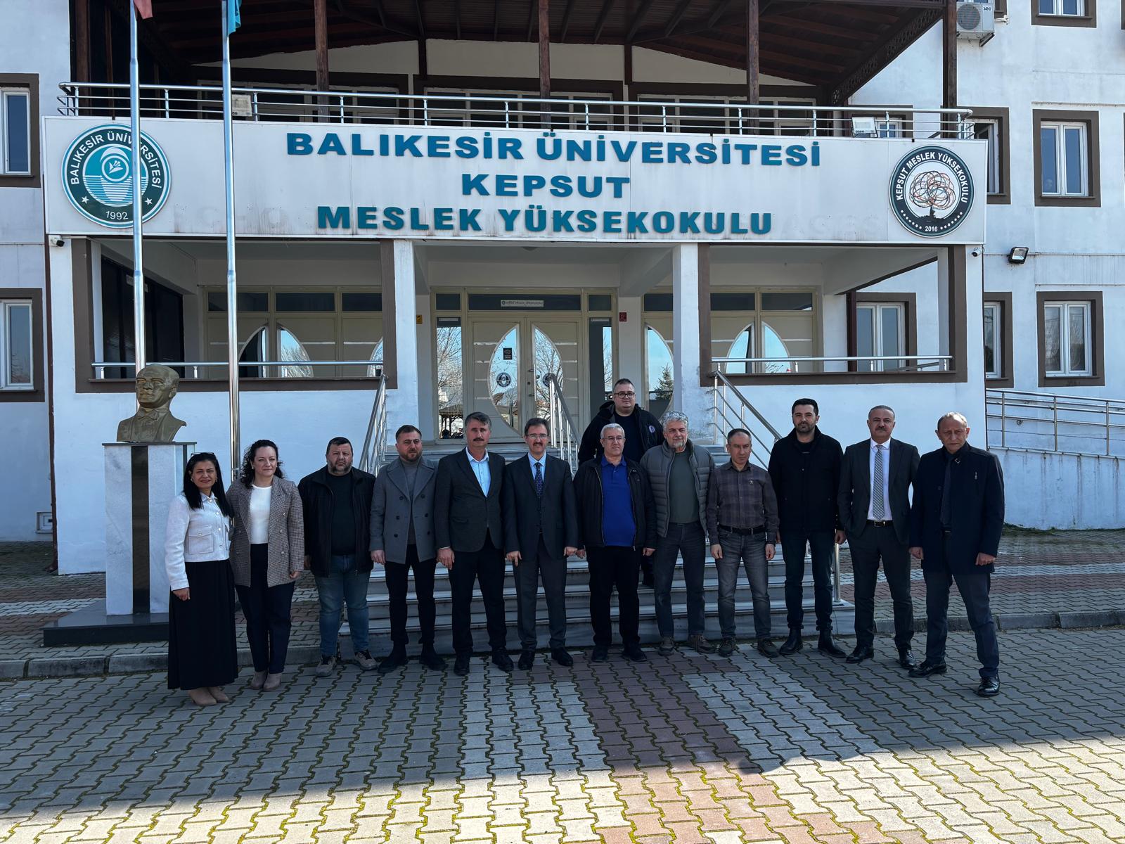 Danışma Kurulu ile yapılan toplantıda üyelerimiz ile, öğrencilerimize ve okulumuza faydalı olabilecek konular hakkında istişare yaptık. Teşrifleri ve destekleri için Danışma Kurulu üyelerimize teşekkür ederiz