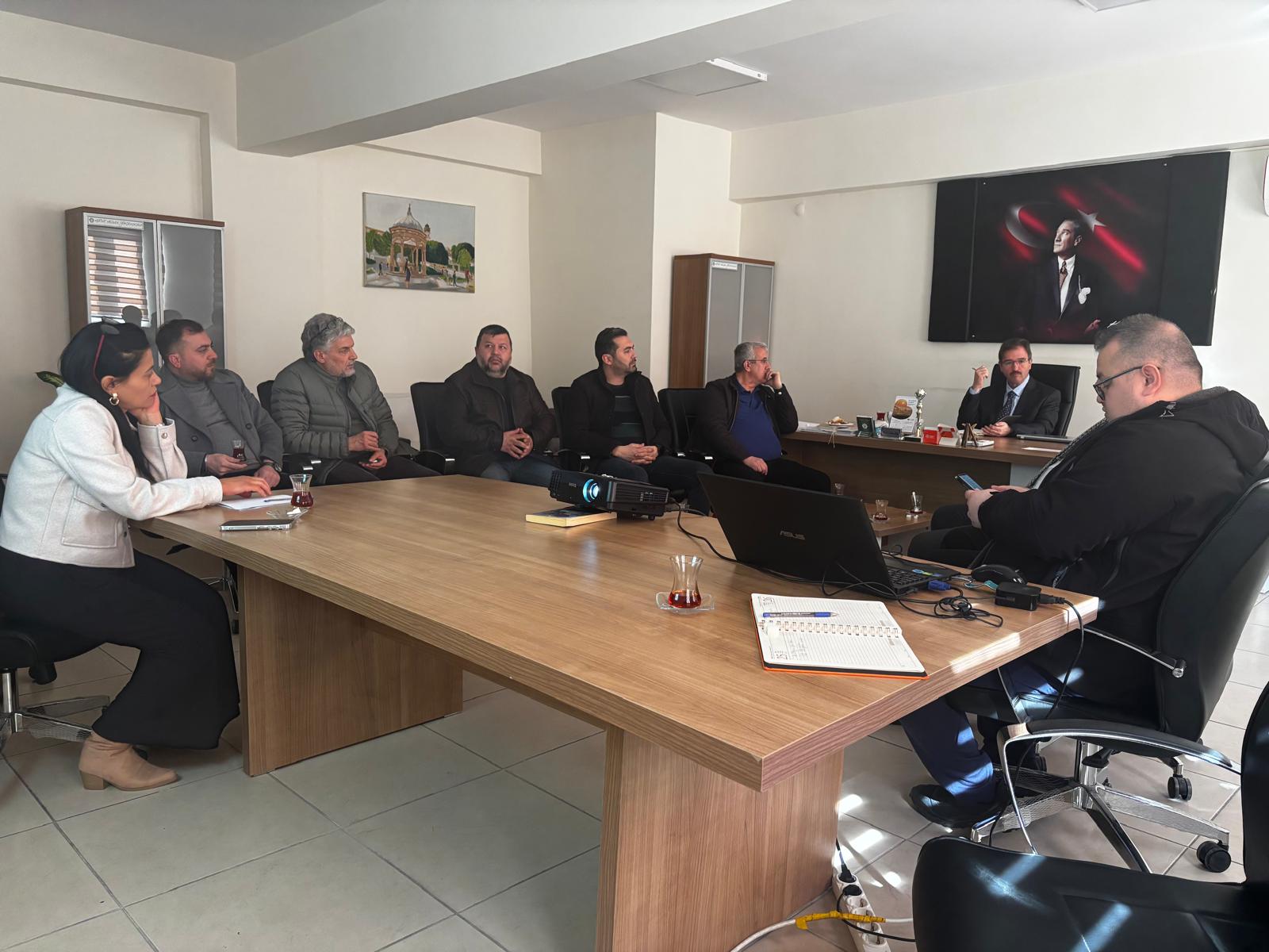 Danışma Kurulu ile yapılan toplantıda üyelerimiz ile, öğrencilerimize ve okulumuza faydalı olabilecek konular hakkında istişare yaptık. Teşrifleri ve destekleri için Danışma Kurulu üyelerimize teşekkür ederiz 1