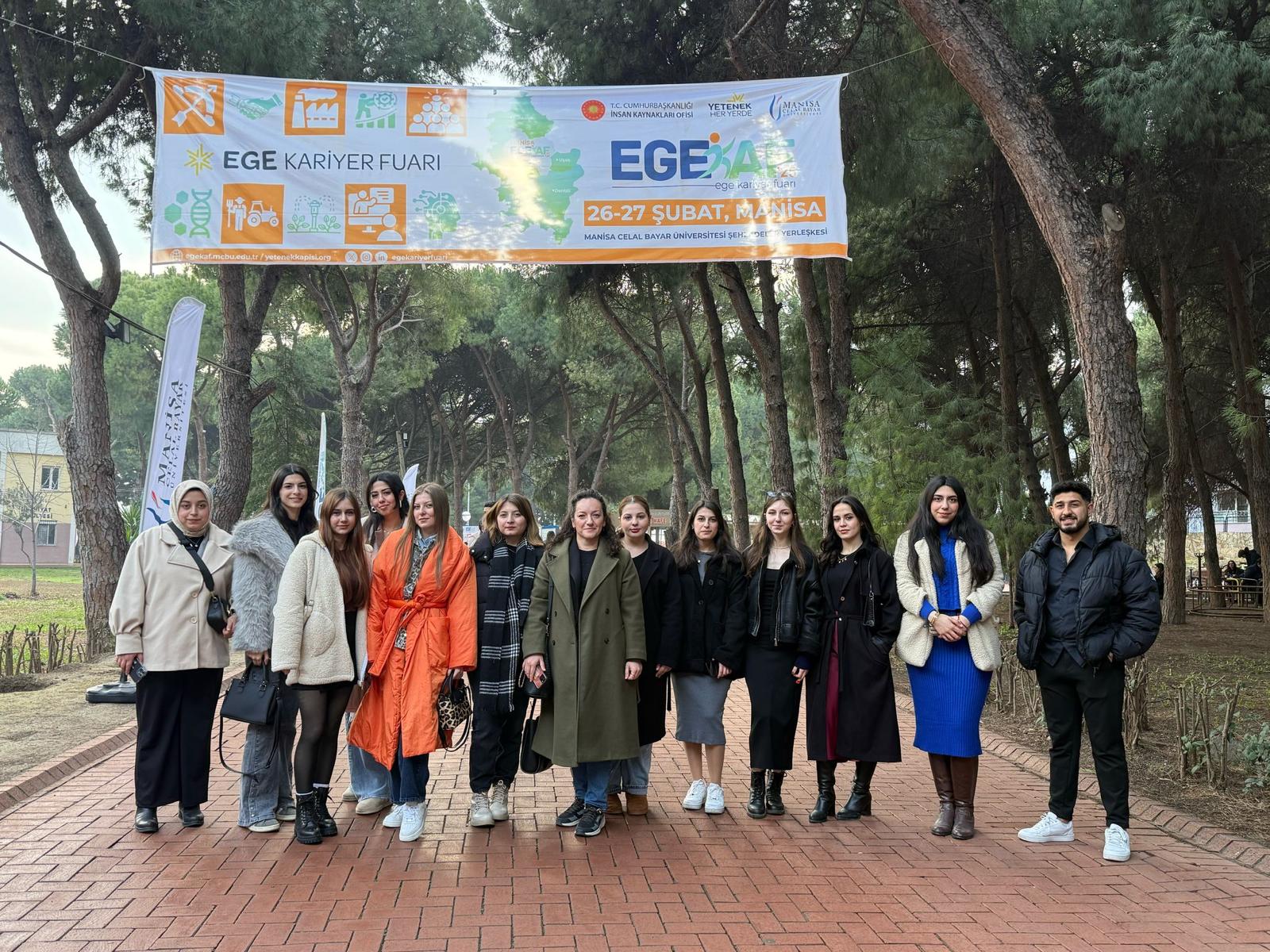 Kepsut Myo öğrencilerimiz ile Manisa Celal Bayar Üniversitesi ev sahipliğinde düzenlenen Ege Kariyer Fuarı’na katılım sağladık. Öğrencilerimize faydalı olması dileklerimizle.