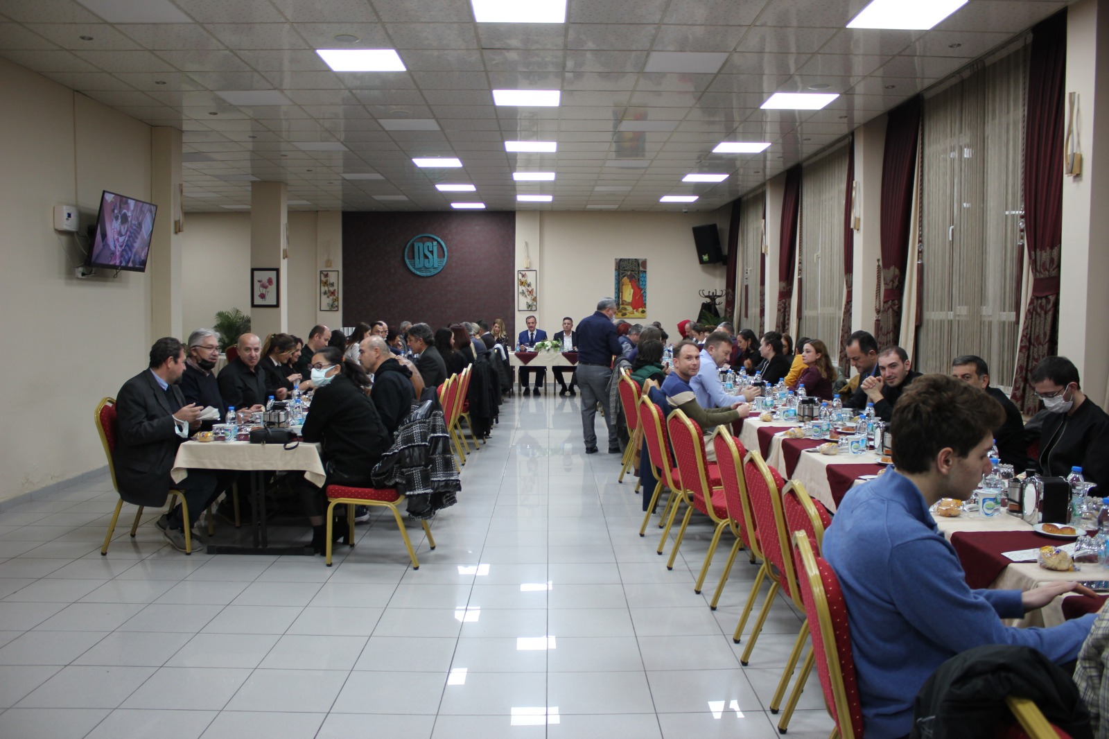 Yüksekokulumuzdan emekli olan akademik personelimize veda yemeği düzenlendi.