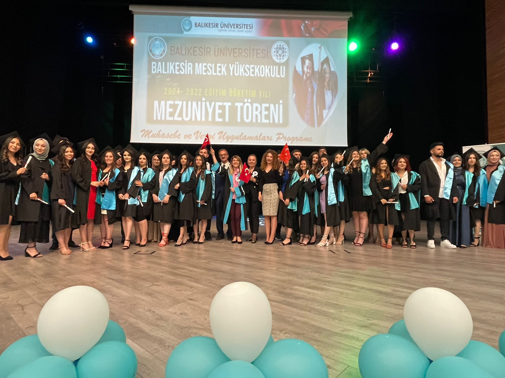 BAÜN Balıkesir MYO da Mezuniyet Coşkusu