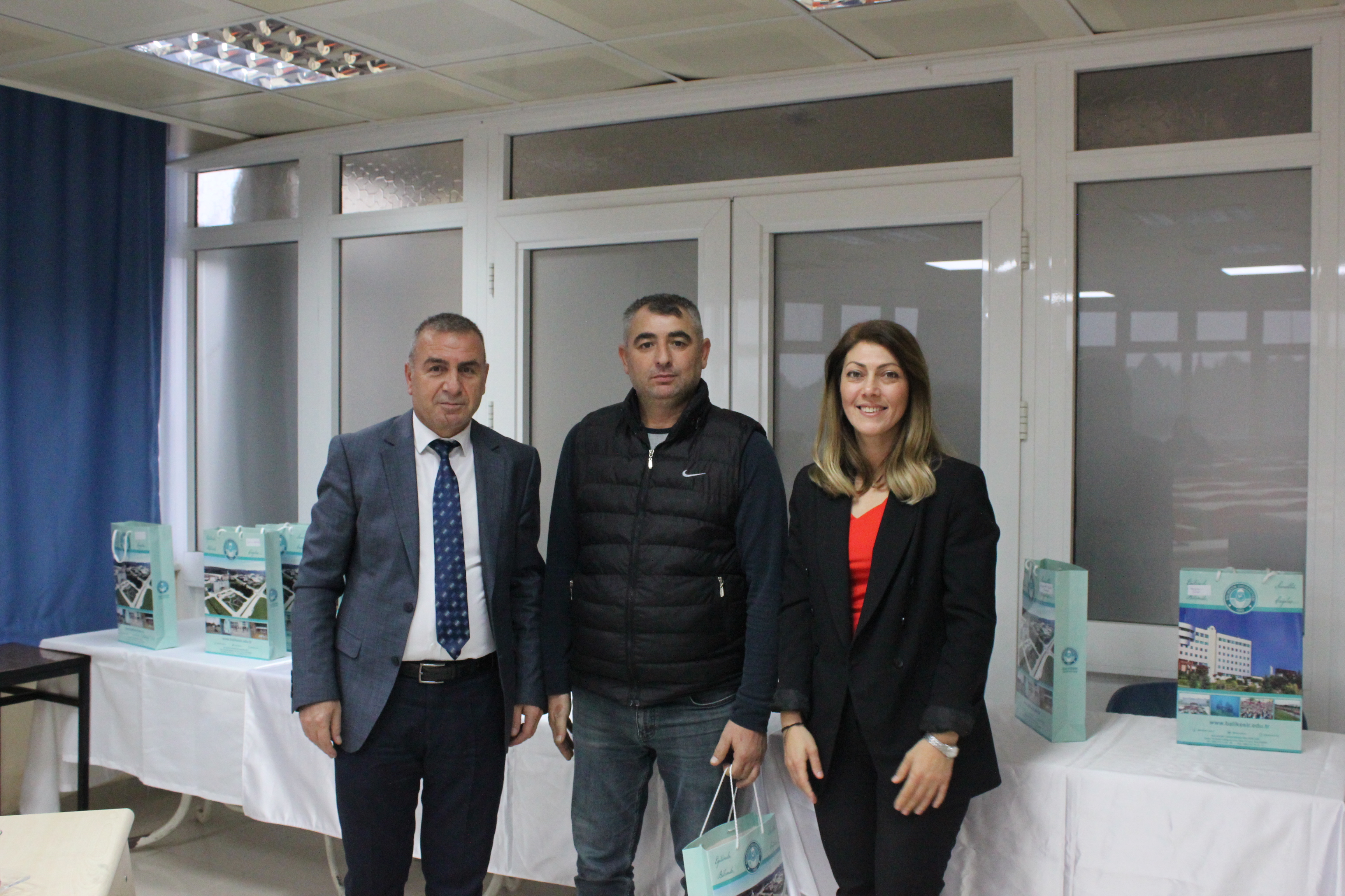 Yüksekokul Akademik ve İdari Personeline Yeni Yıl Dolayısıyla Hediyeleri Takdim Edildi