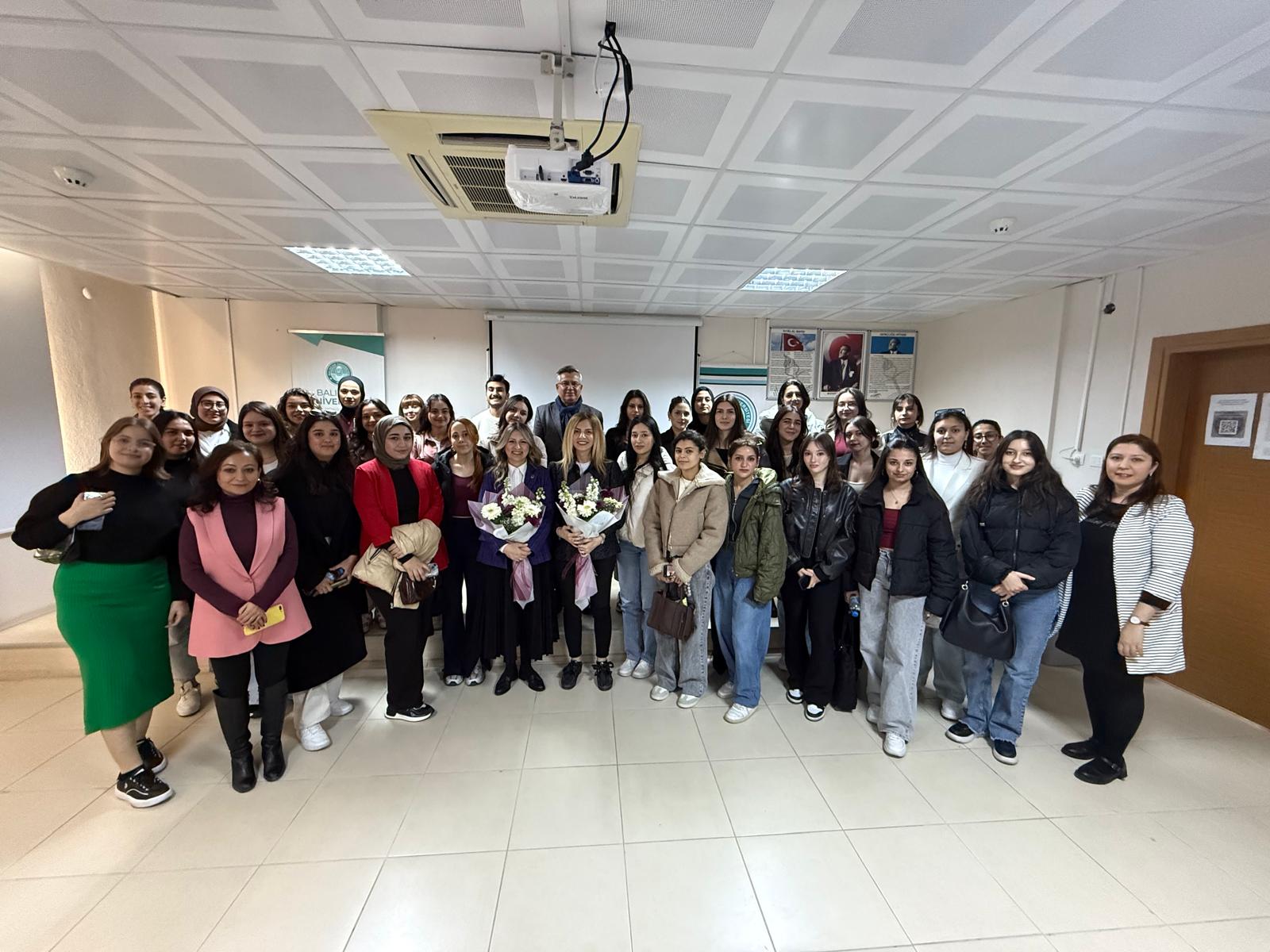 Balıkesir Üniversitesi Edremit Sivil Havacılık Yüksekokulu’nda ‘Dünya Havacı Kadınlar Haftası’ kutlandı. 