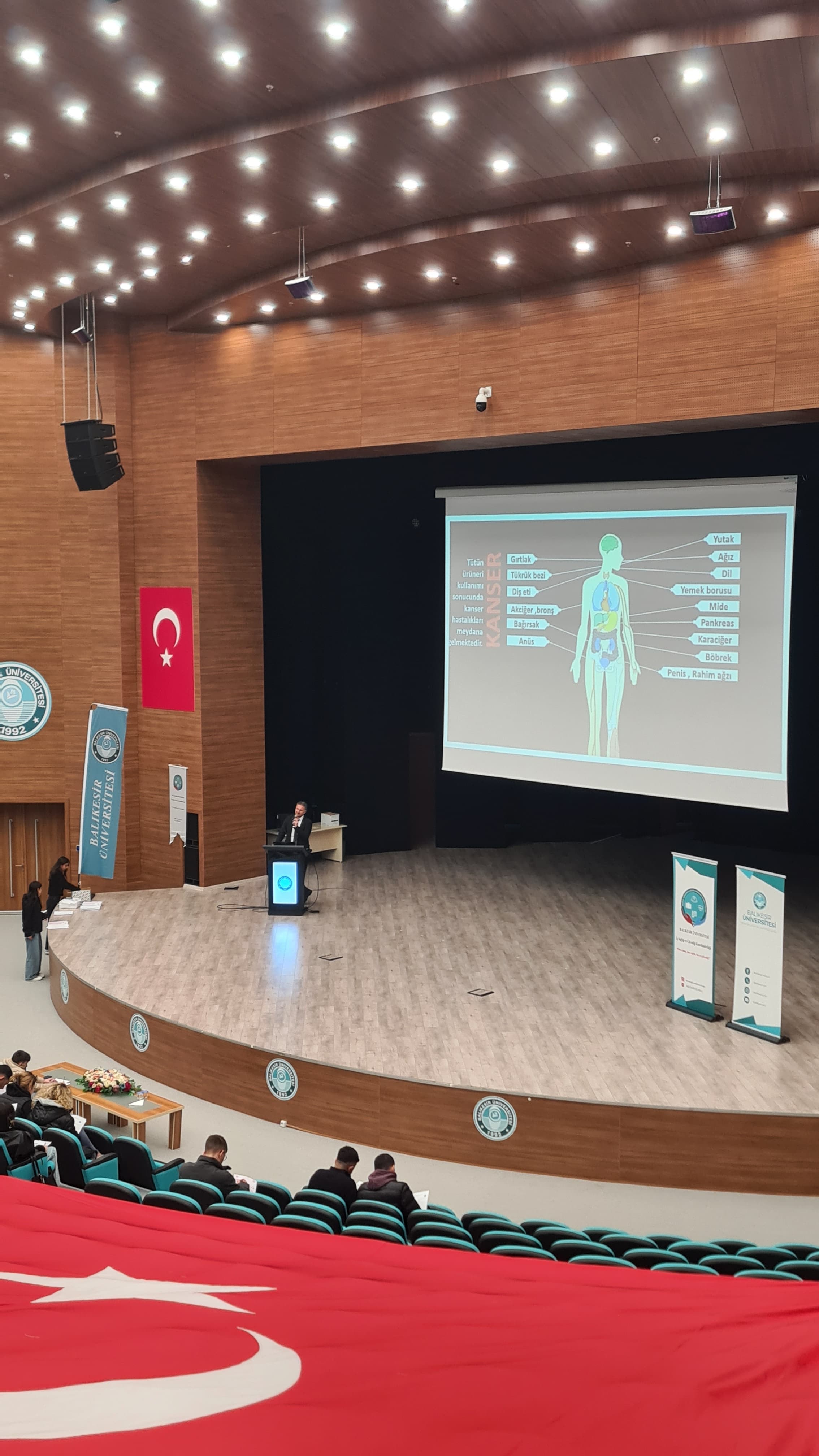 Türkiye İş Kurumu tarafından üniversitemizde istihdam edilecek olan öğrencilere iş sağlığı ve güvenliği eğitimi verilmeye başlanmıştır. 2
