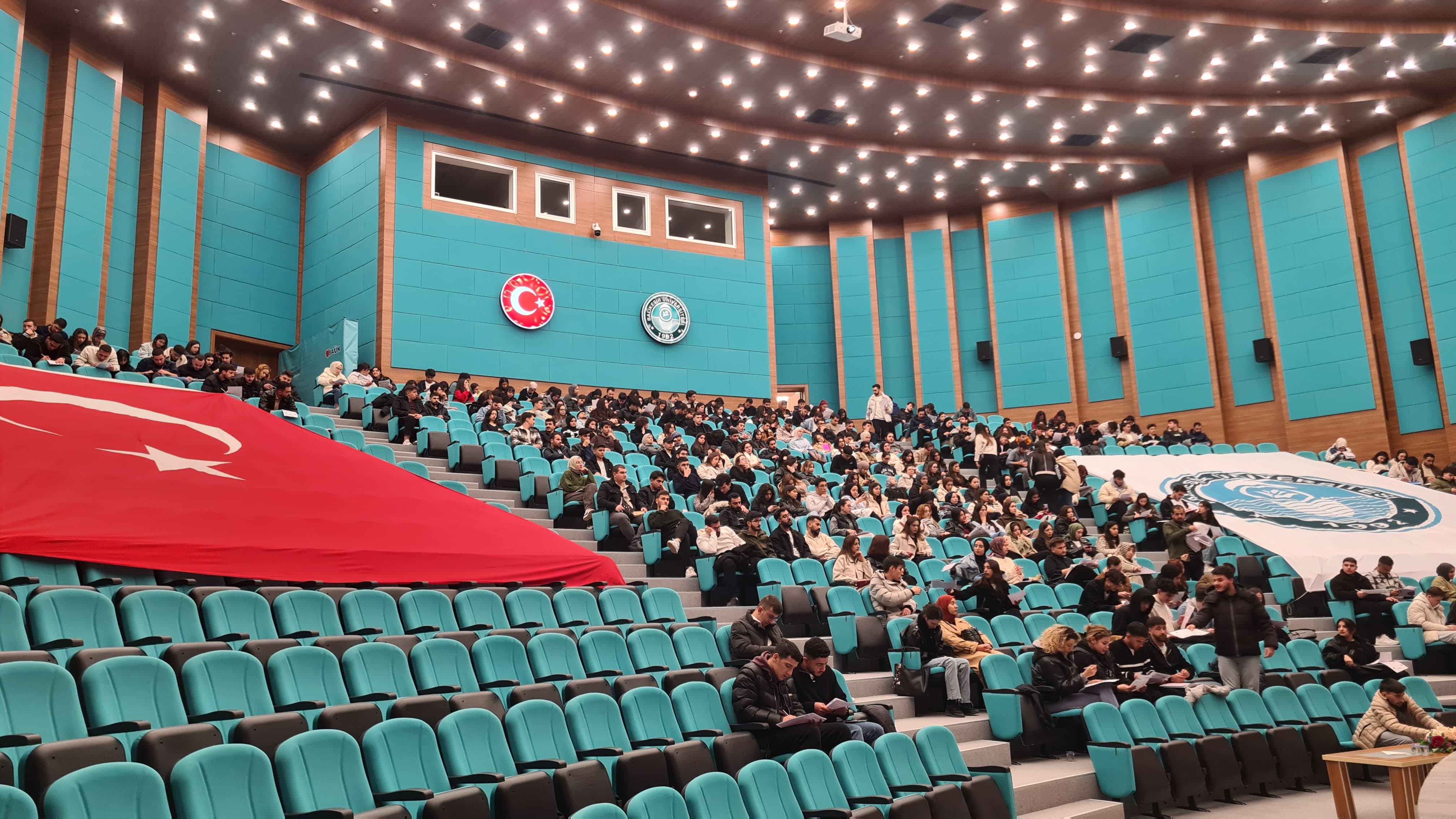 Türkiye İş Kurumu tarafından üniversitemizde istihdam edilecek olan öğrencilere iş sağlığı ve güvenliği eğitimi verilmeye başlanmıştır. 1