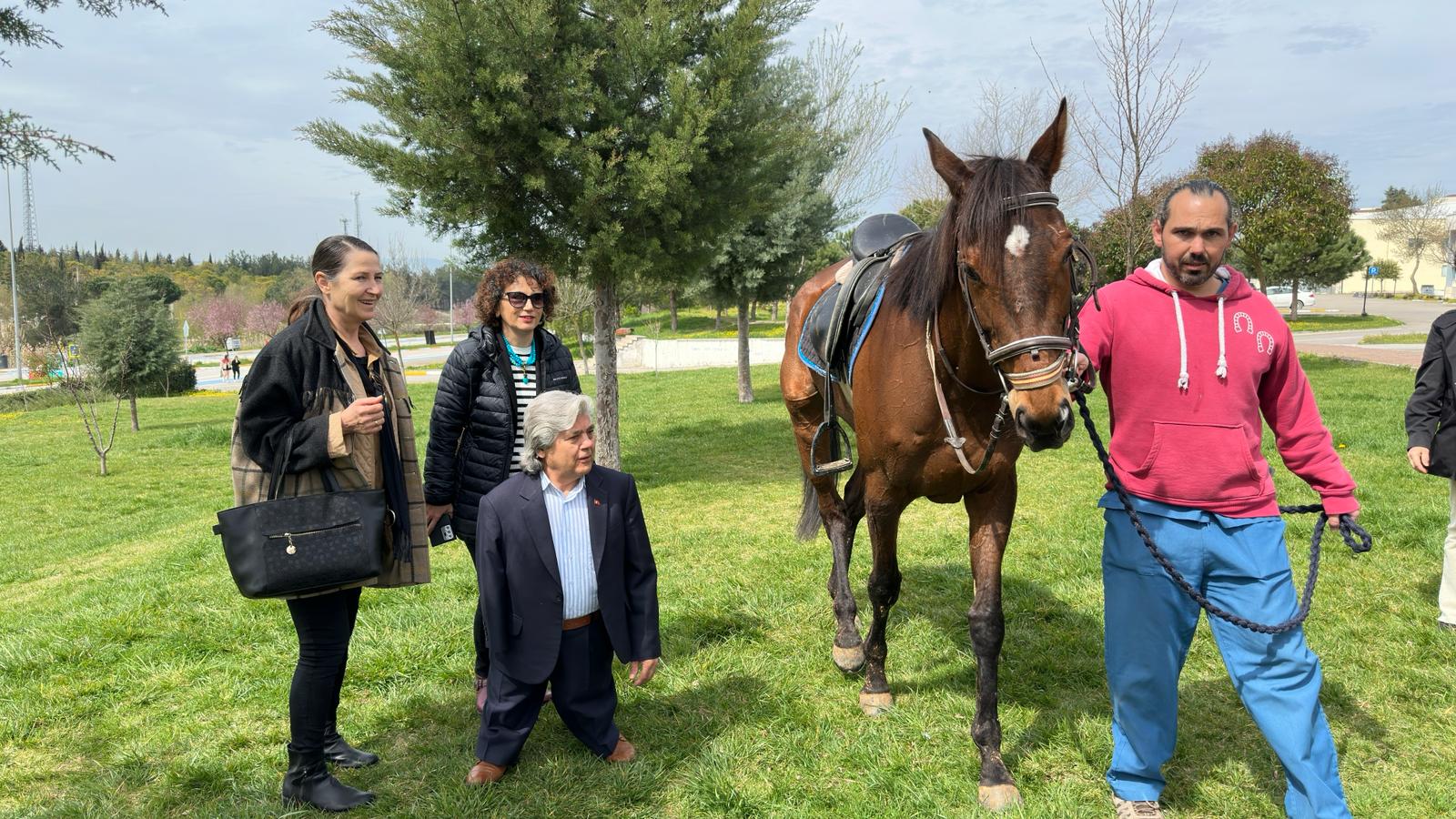 BALIKESİR ÜNİVERSİTESİ BÜNYESİNDE ENGELLİ BİREYLERDE AT'LA TERAPİ İÇİN İLK ADIMLAR ATILDI. 4