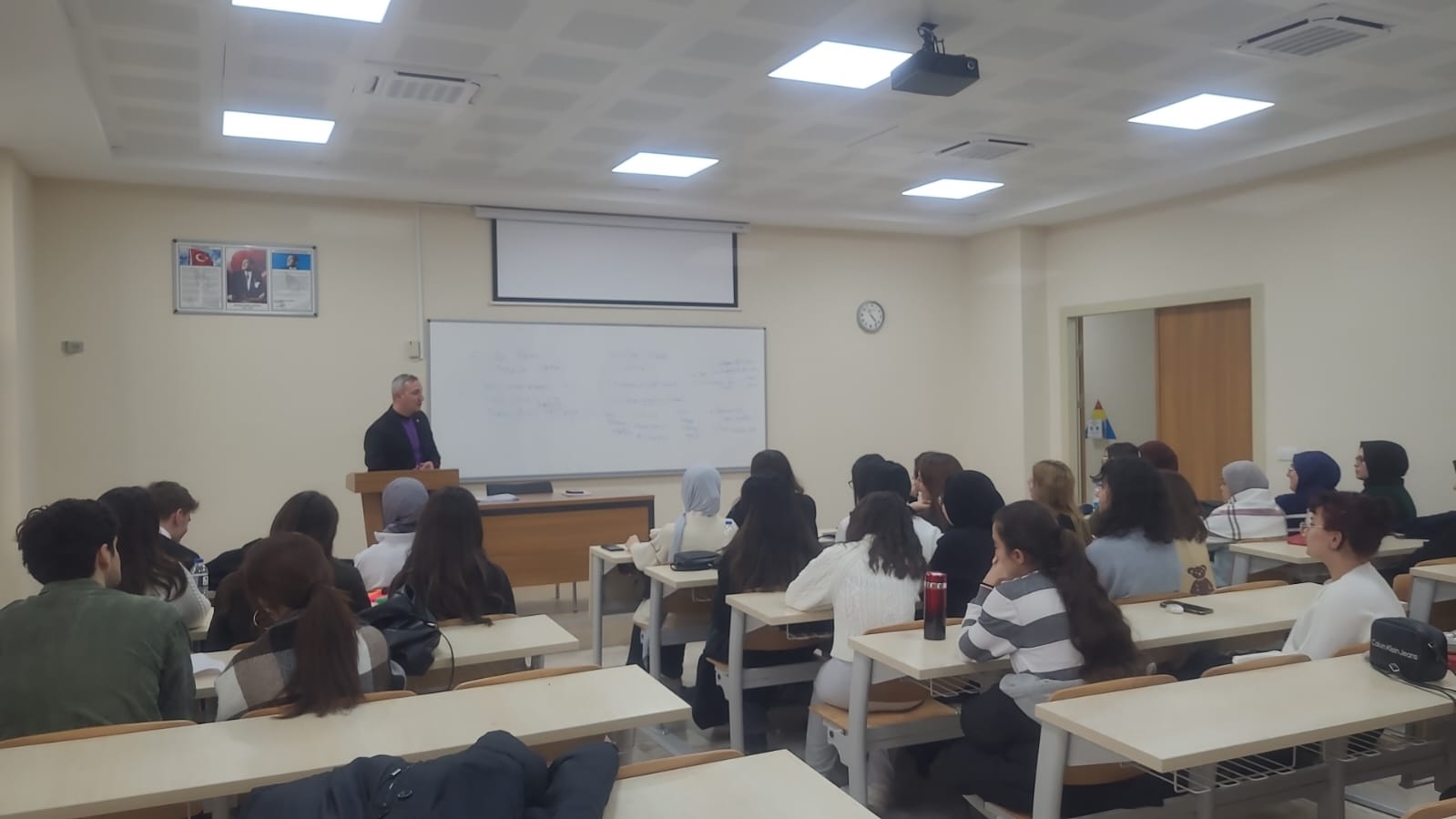 Doç. Dr. Jordan Delev, Hukuk Fakültesi Öğrencileriyle Kariyer Planlama Dersinde Buluştu