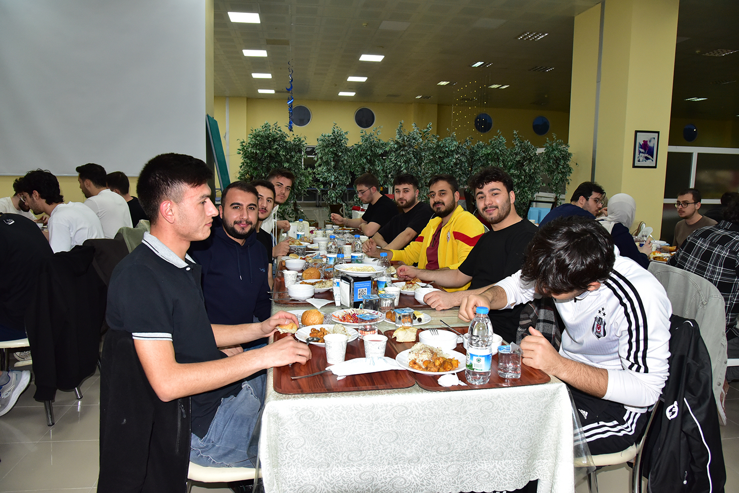 BAÜN’de Ramazan Coşkusu: “Üniversite Vakfı ve BAÜN Yönetiminden Öğrencilere Gönül Sofrası” 10