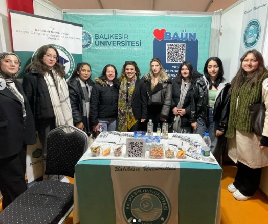 Balıkesir Meslek Yüksekokulu Öğrencilerimiz Yüksekokulumuz Müd. Yrd. Öğr .Gör. Özgür Yılmaz ve Öğr. Gör. Fulya Güngör eşliğinde EGEKAF 25 etkinliğine katılarak Manisa Celal Bayar Üniversitesi'nde firmalarla buluştular 2