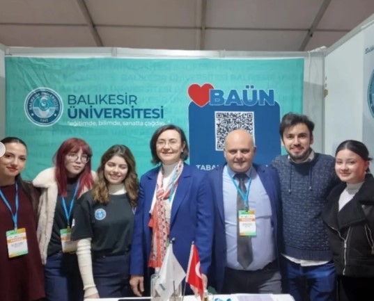 Balıkesir Meslek Yüksekokulu Öğrencilerimiz Yüksekokulumuz Müd. Yrd. Öğr .Gör. Özgür Yılmaz ve Öğr. Gör. Fulya Güngör eşliğinde EGEKAF 25 etkinliğine katılarak Manisa Celal Bayar Üniversitesi'nde firmalarla buluştular 3