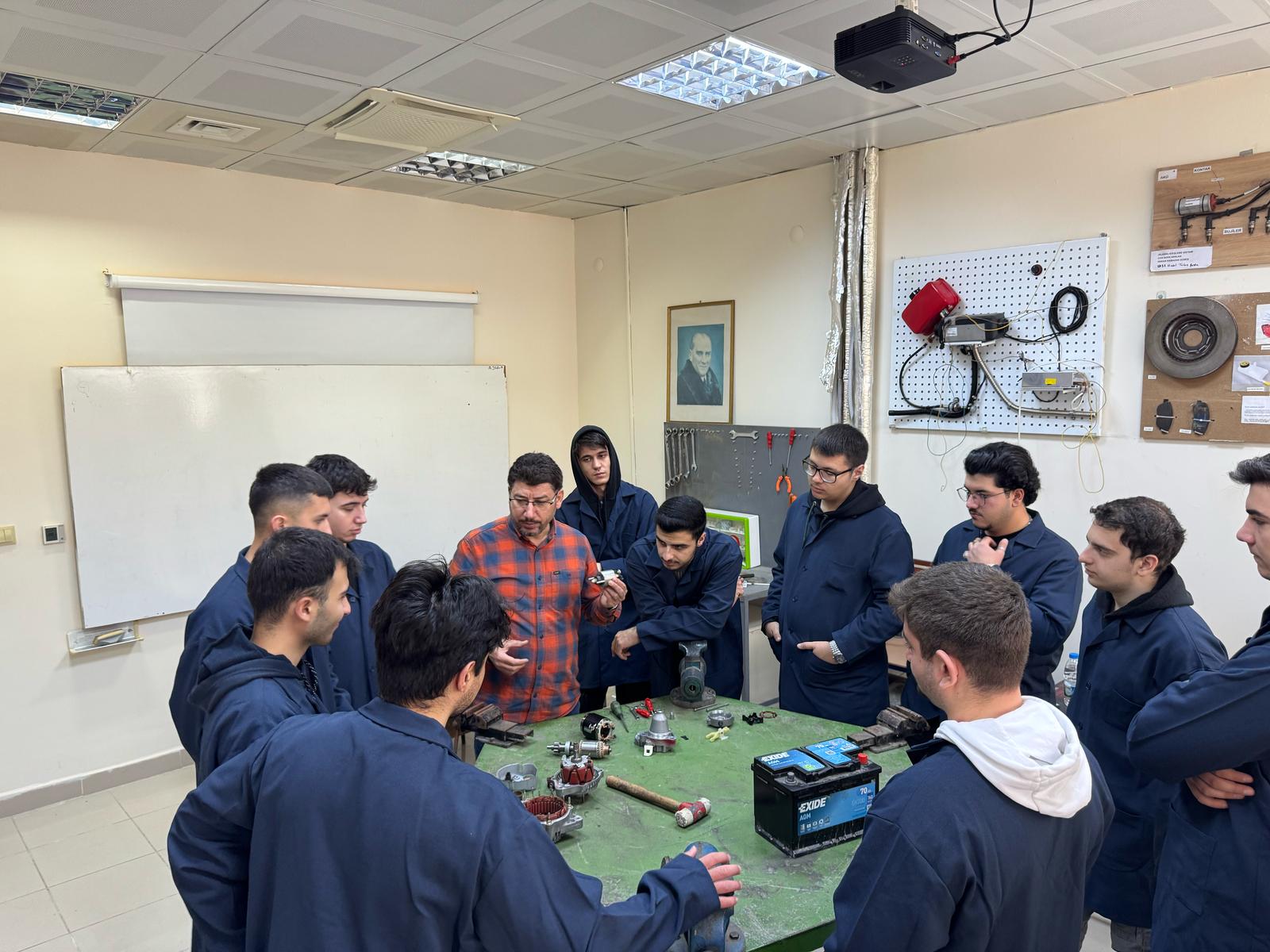 Otomotiv Programı'nın Uygulama Atölyesinde Dr. Öğr. Üyesi Halil İbrahim Akolaş koordinasyonunda gerçekleştirdiği uygulama çalışmalarından kareler 2