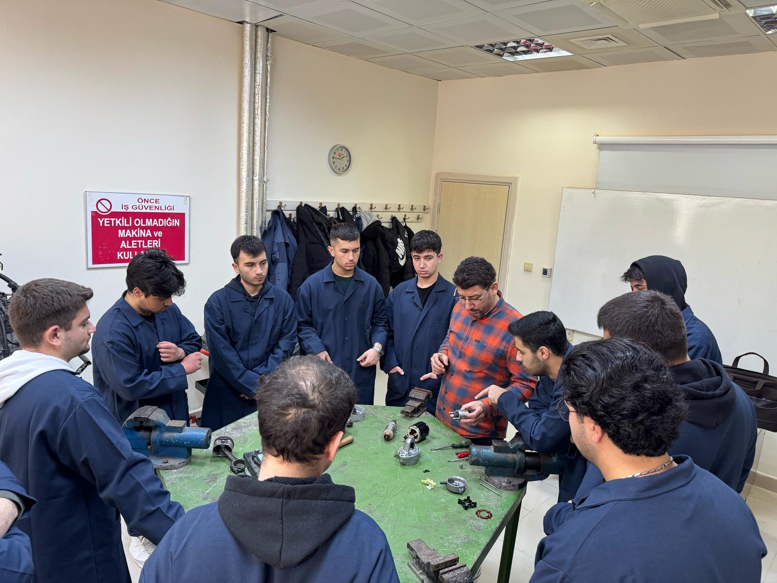 Otomotiv Programı'nın Uygulama Atölyesinde Dr. Öğr. Üyesi Halil İbrahim Akolaş koordinasyonunda gerçekleştirdiği uygulama çalışmalarından kareler 3