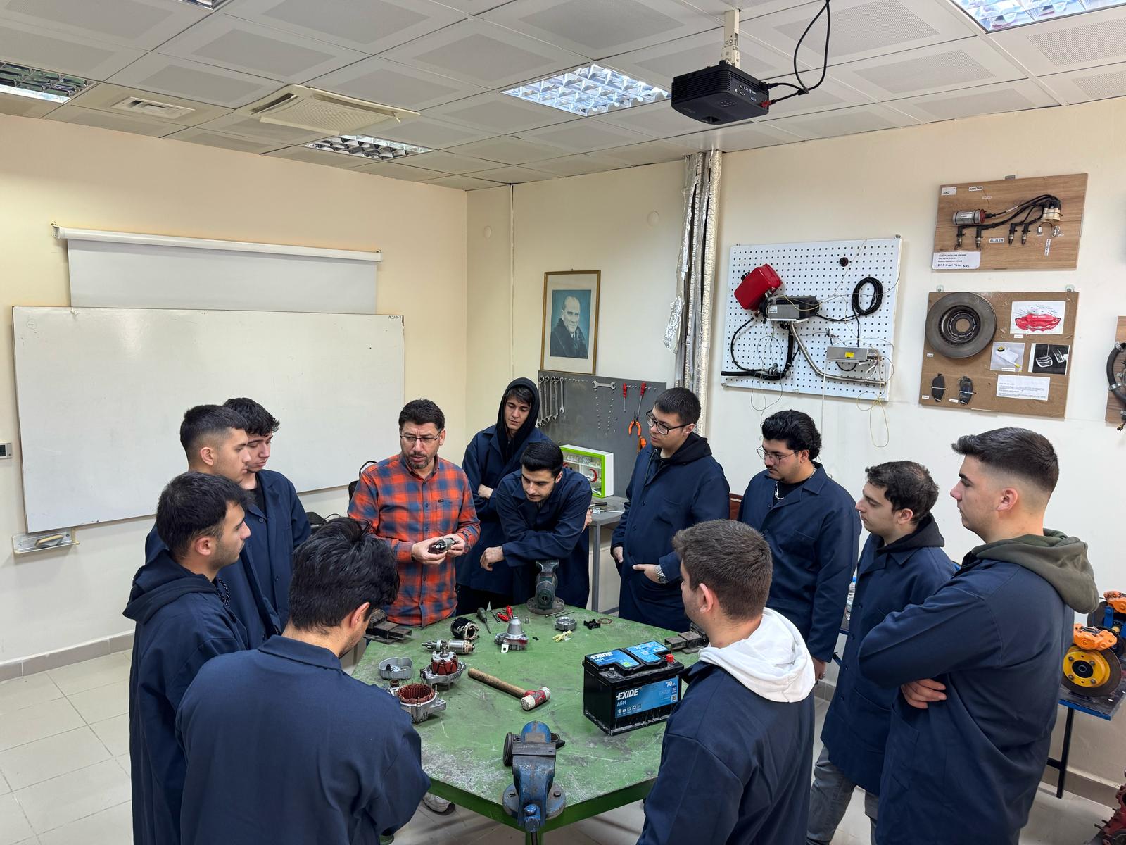 Otomotiv Programı'nın Uygulama Atölyesinde Dr. Öğr. Üyesi Halil İbrahim Akolaş koordinasyonunda gerçekleştirdiği uygulama çalışmalarından kareler 4