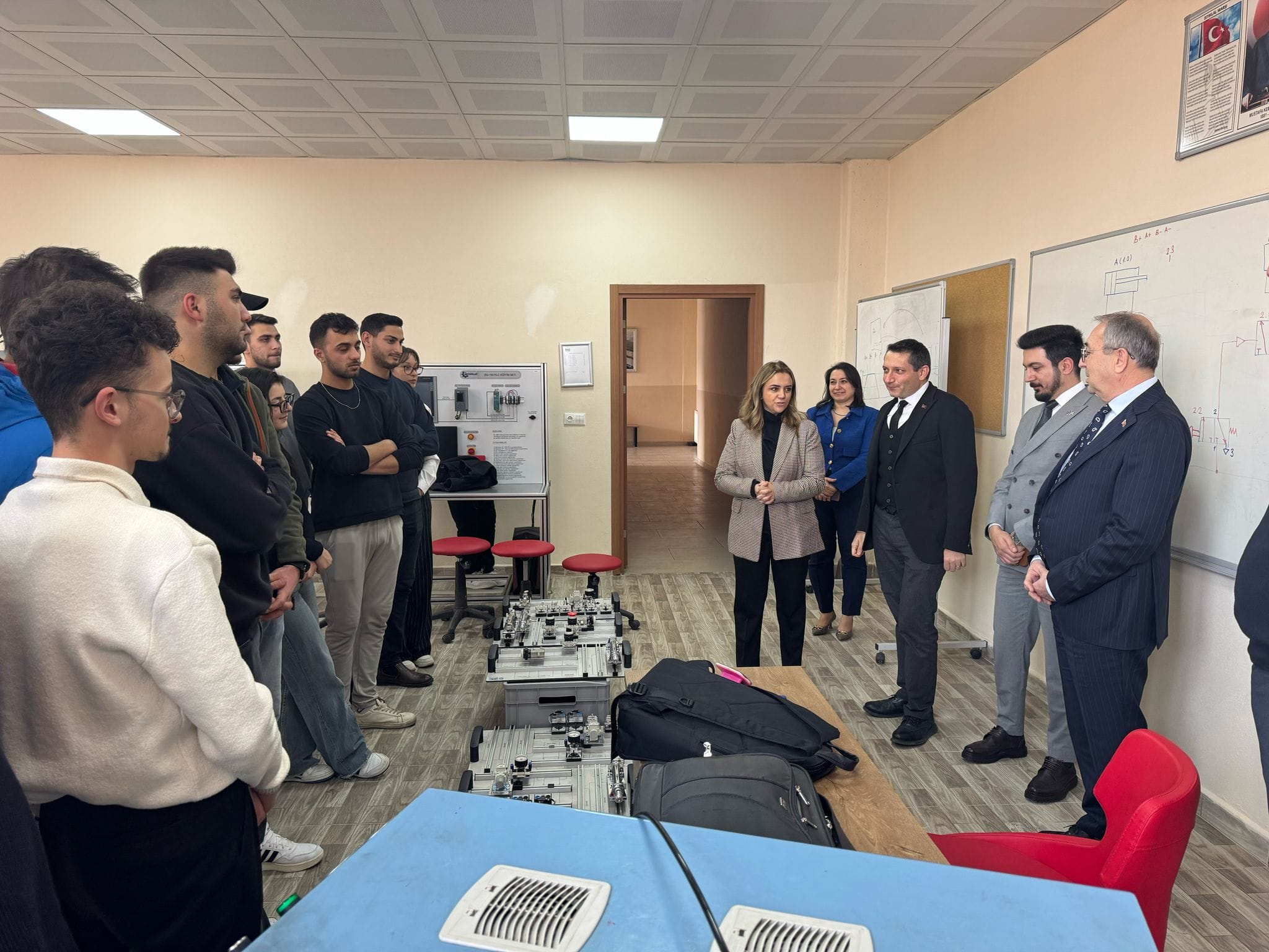 Balıkesir Meslek Yüksekokulu Kontrol ve Otomasyon Programı öğrencileri Sertifikalı İleri Pnömatik eğitimi için Balıkesir Organize Sanayi Bölgesi Mesleki Eğitim Merkezi’ndeydi 2