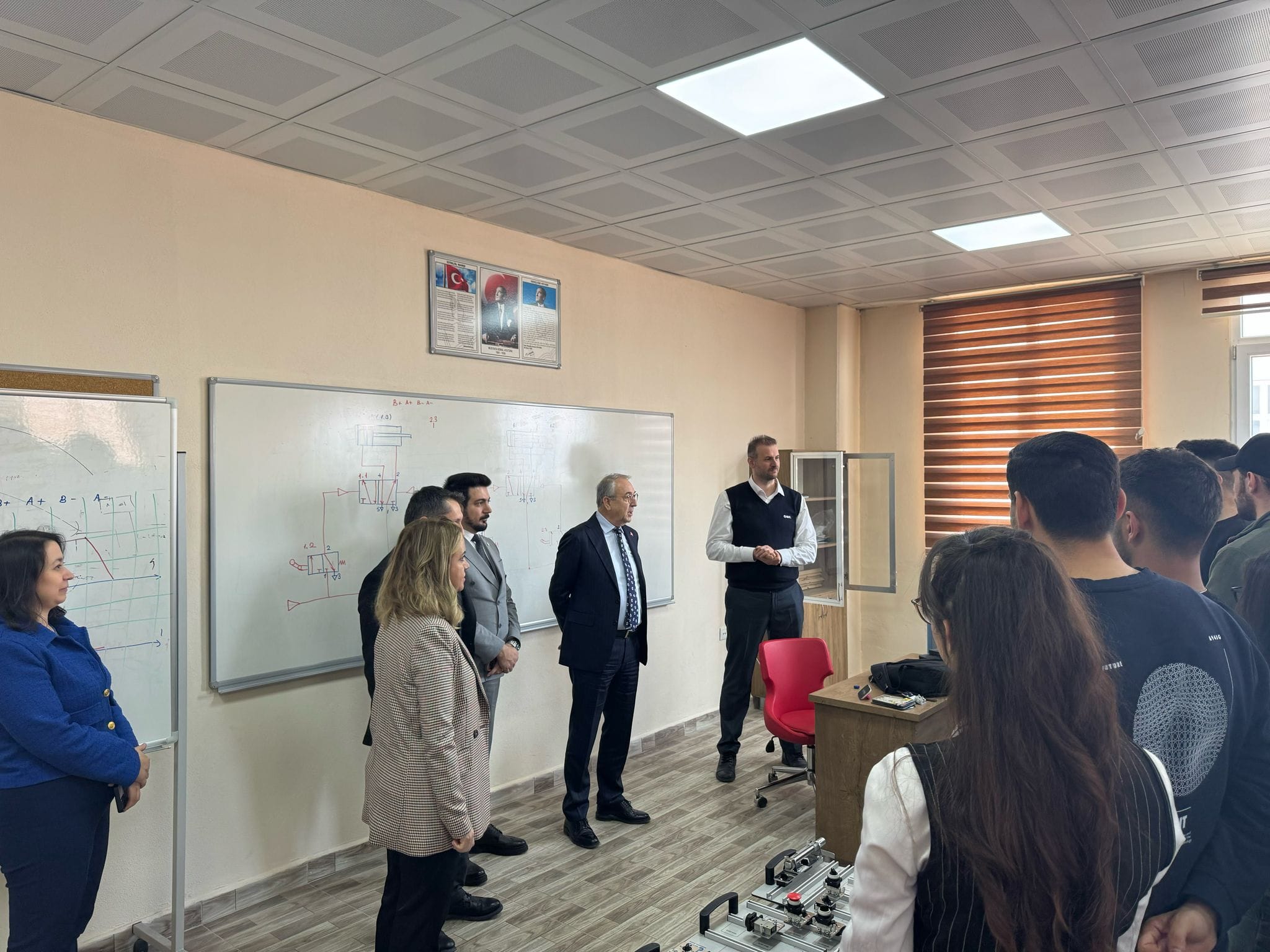 Balıkesir Meslek Yüksekokulu Kontrol ve Otomasyon Programı öğrencileri Sertifikalı İleri Pnömatik eğitimi için Balıkesir Organize Sanayi Bölgesi Mesleki Eğitim Merkezi’ndeydi 4