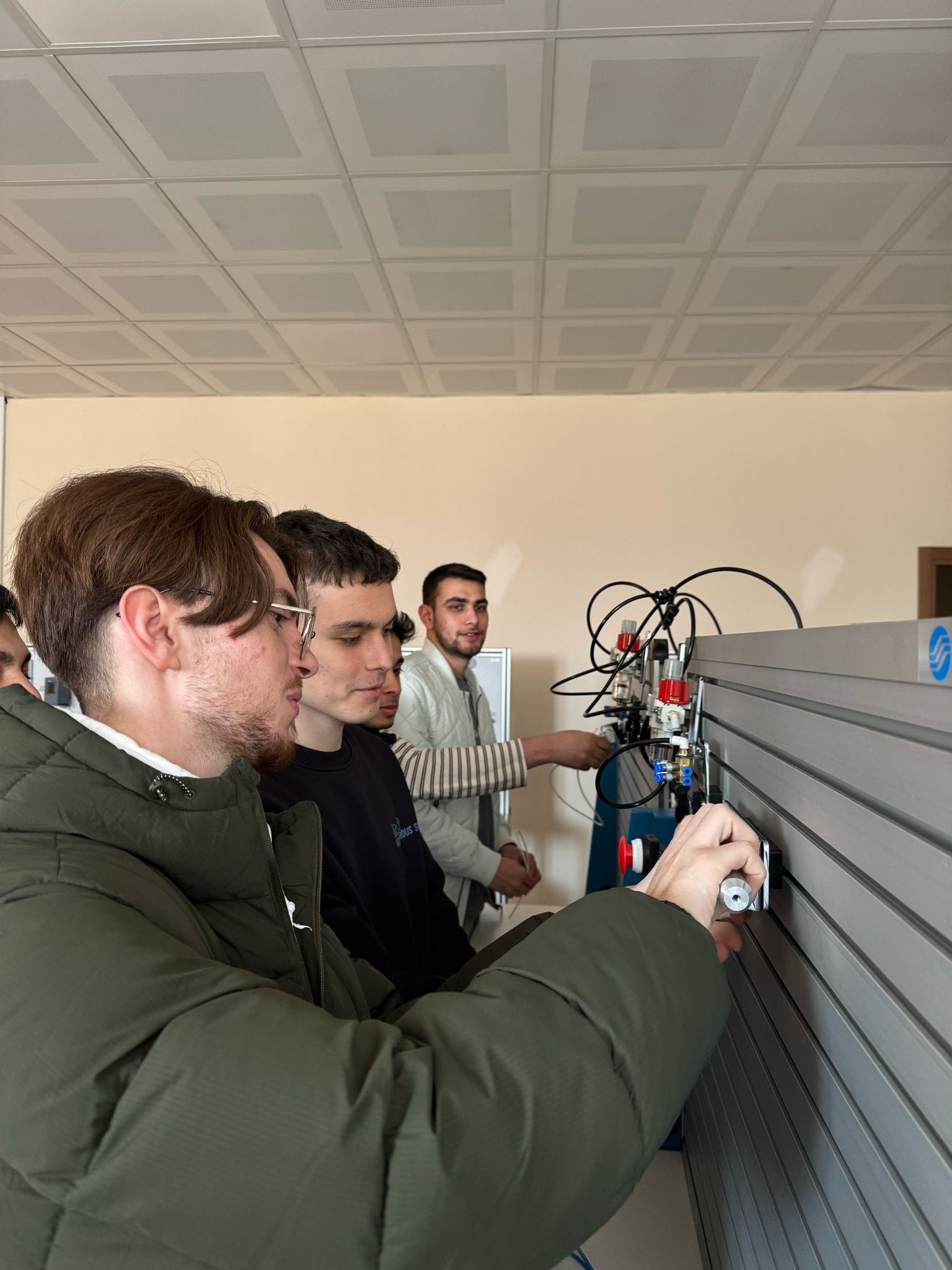 Balıkesir Meslek Yüksekokulu Kontrol ve Otomasyon Programı öğrencileri Sertifikalı İleri Pnömatik eğitimi için Balıkesir Organize Sanayi Bölgesi Mesleki Eğitim Merkezi’ndeydi 6