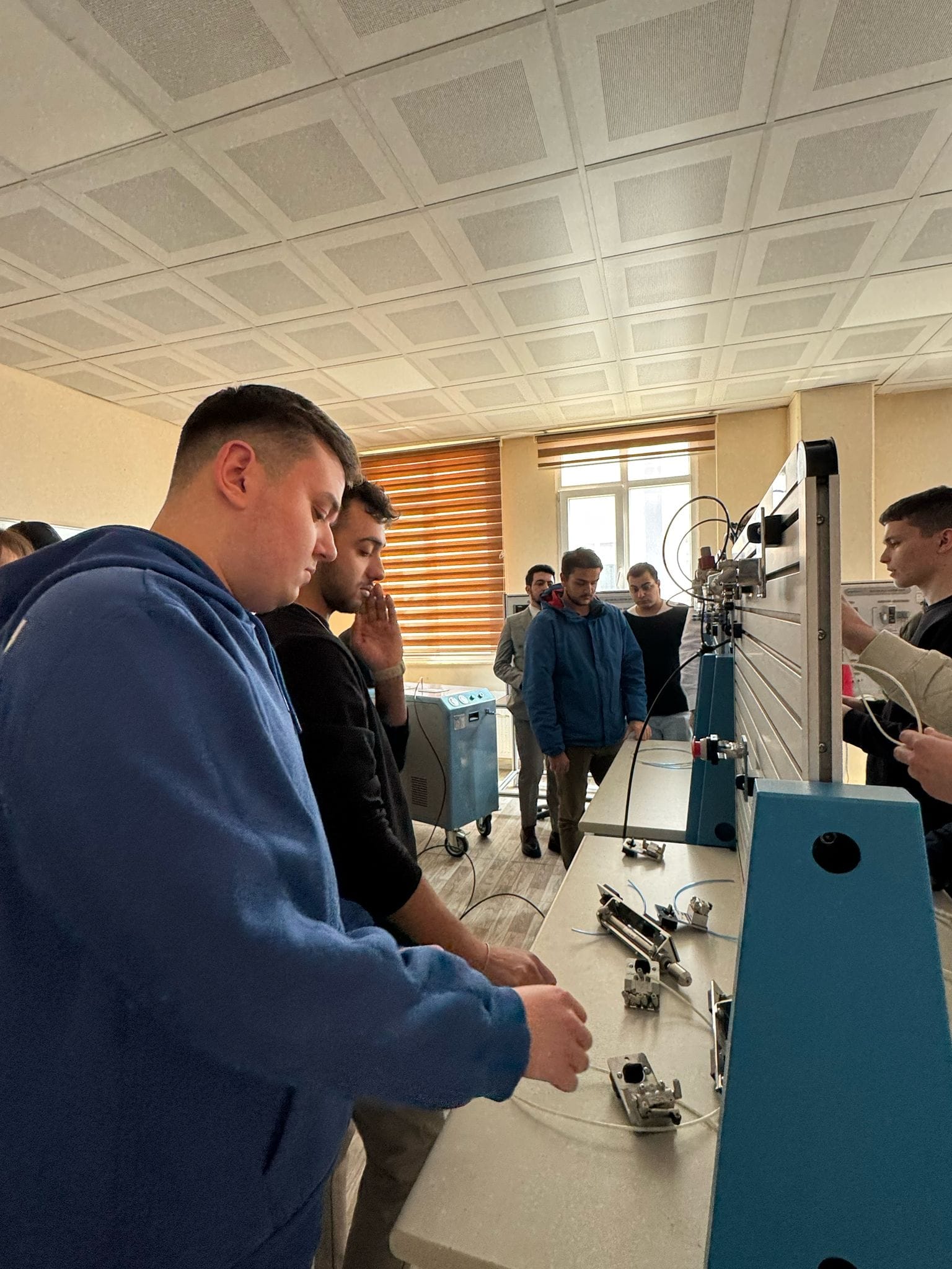 Balıkesir Meslek Yüksekokulu Kontrol ve Otomasyon Programı öğrencileri Sertifikalı İleri Pnömatik eğitimi için Balıkesir Organize Sanayi Bölgesi Mesleki Eğitim Merkezi’ndeydi 7