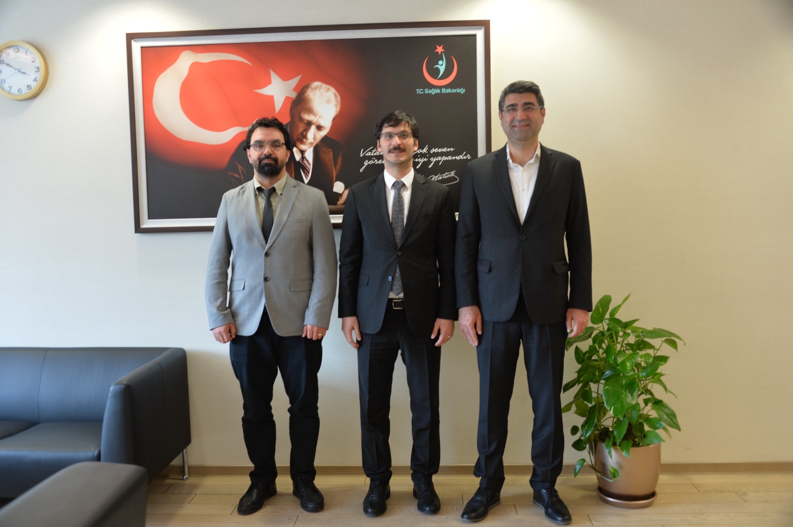 Fakültemiz Öğretim Üyesi Doç. Dr. Ali Kırık, yürütücüsü olduğu ulusal çok merkezli MASLD çalışmasının sonuçlarını ve detaylarını Sağlık bakanlığında Halk sağlığı Genel Müdürü Doç. Dr. Muhammed Emin Demirkol ile paylaştı.