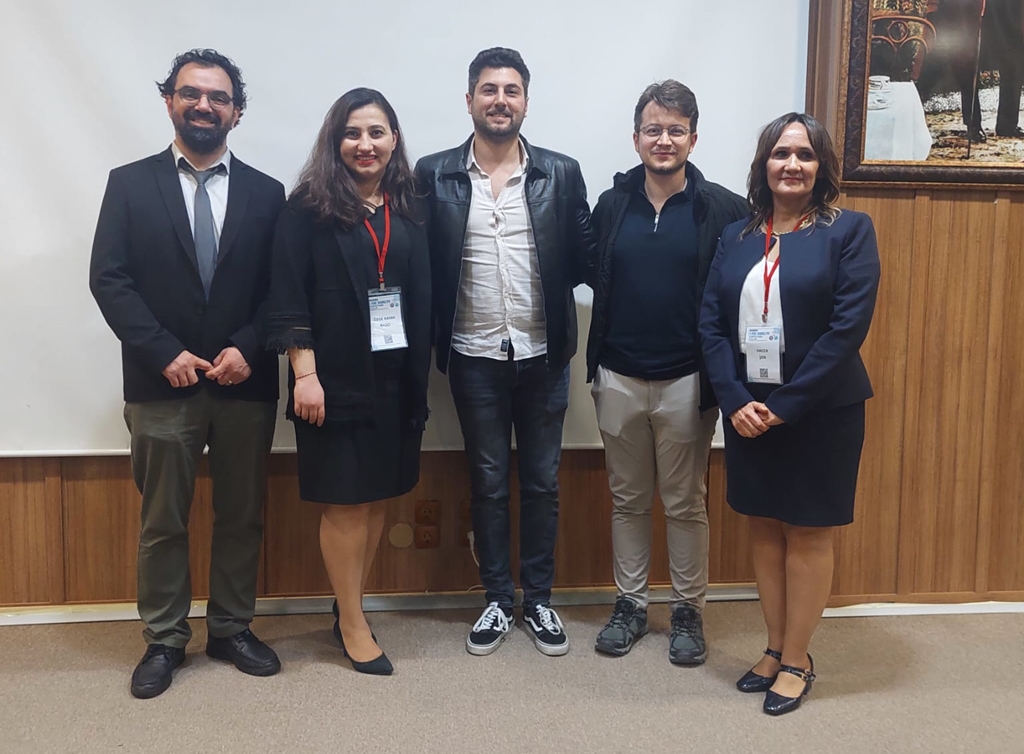 Fakültemiz Öğretim Üyeleri Doç. Dr. Hacer Şen, Doç. Dr. Ali Kırık, Dr. Öğr. Üyesi Özge Kama Başcı İzmir’de düzenlenen DAHUDER 1. Ege Dahiliye Sempozyumu’nda konuşmacı olarak Fakültemizi gururla temsil etti.