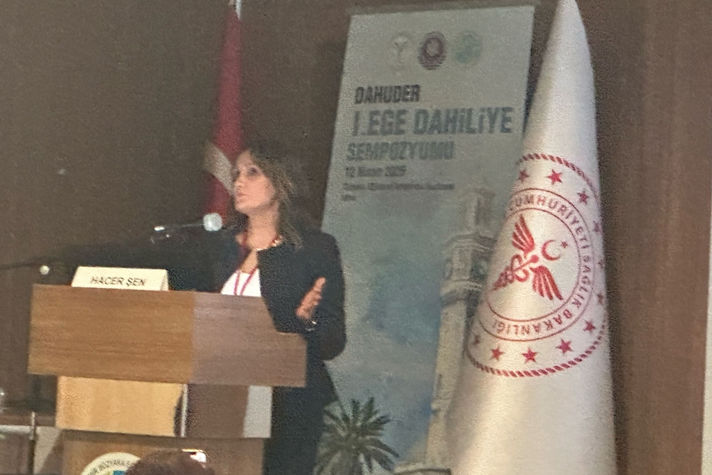 Fakültemiz Öğretim Üyeleri Doç. Dr. Hacer Şen, Doç. Dr. Ali Kırık, Dr. Öğr. Üyesi Özge Kama Başcı İzmir’de düzenlenen DAHUDER 1. Ege Dahiliye Sempozyumu’nda konuşmacı olarak Fakültemizi gururla temsil etti. 3