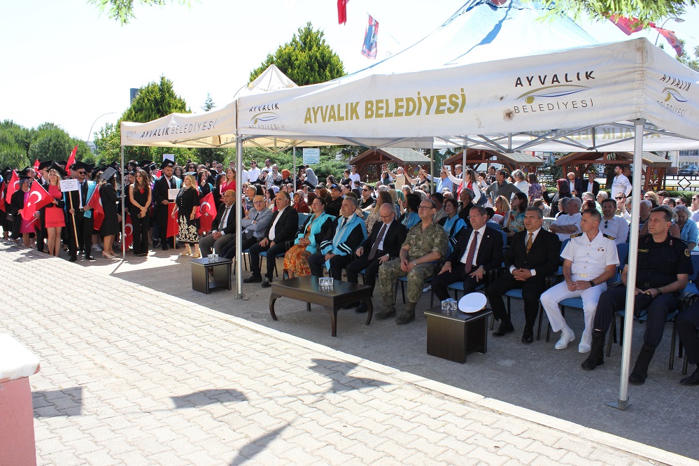 Ayvalık Meslek Yüksekokulu'nda Mezuniyet Sevinci 2