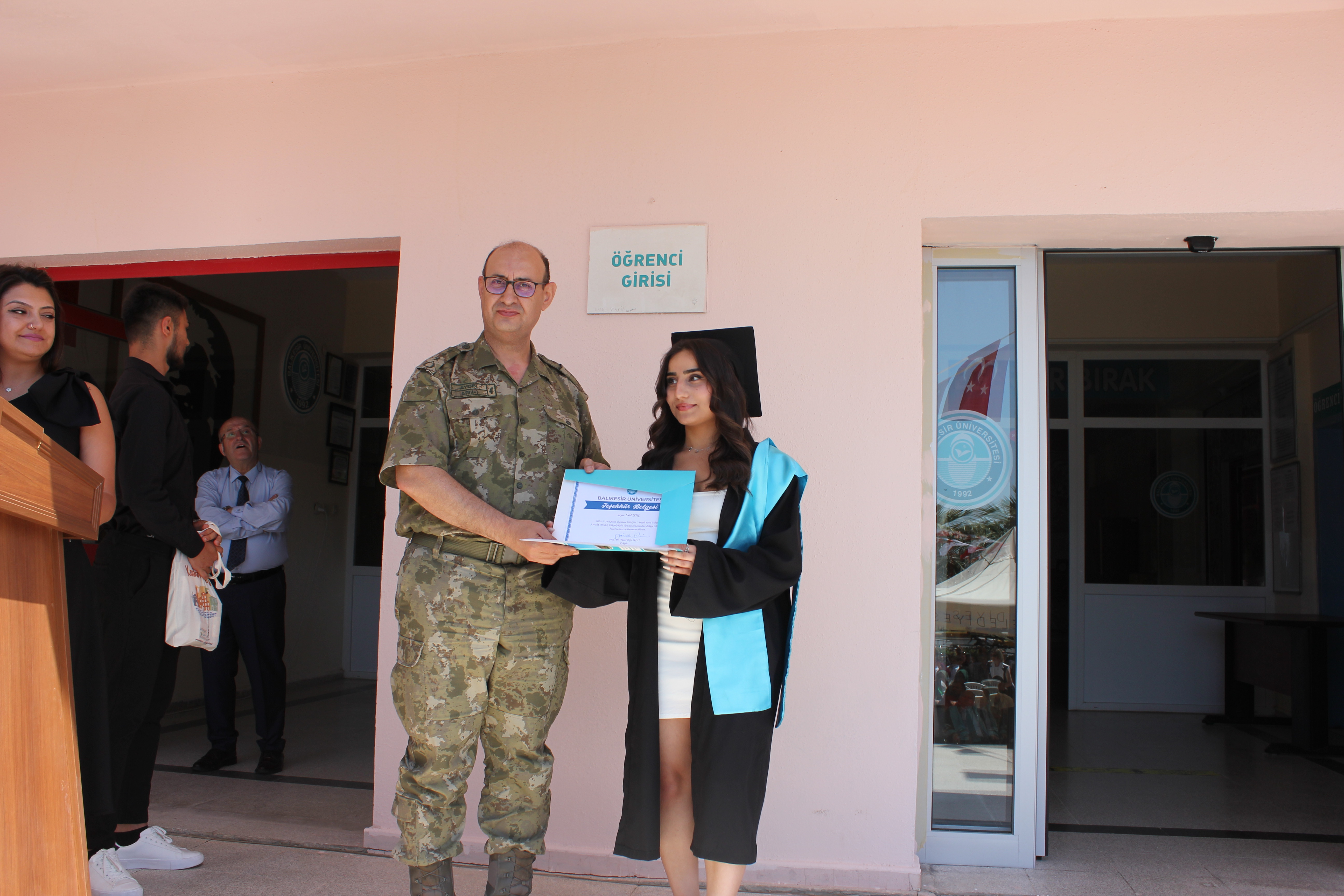 Ayvalık Meslek Yüksekokulu'nda Mezuniyet Sevinci 9