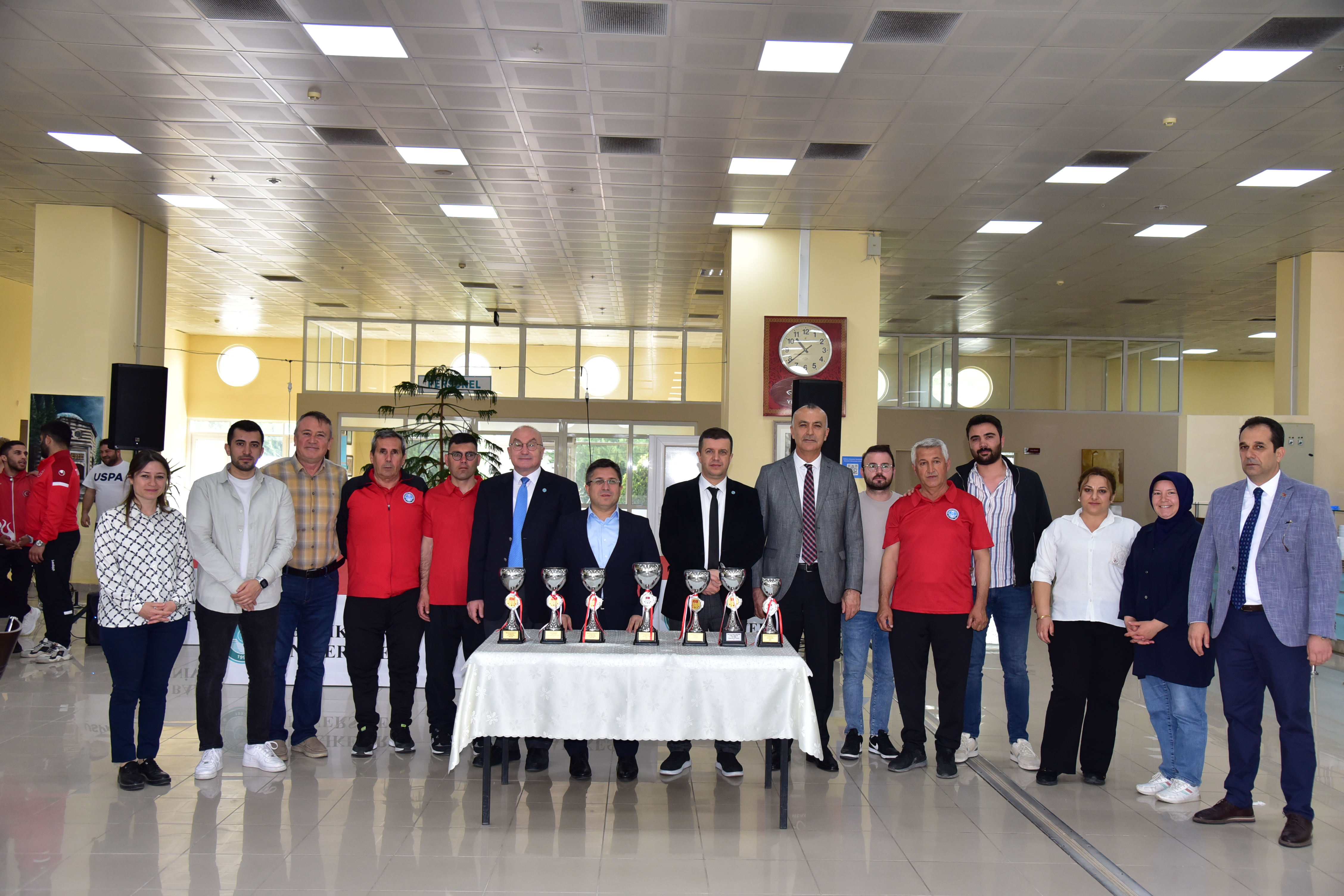 14 Branşta BAÜN'ü Zirveye Taşıyan Sporcularla Üniversite Yönetimi Bir araya Geldi 13