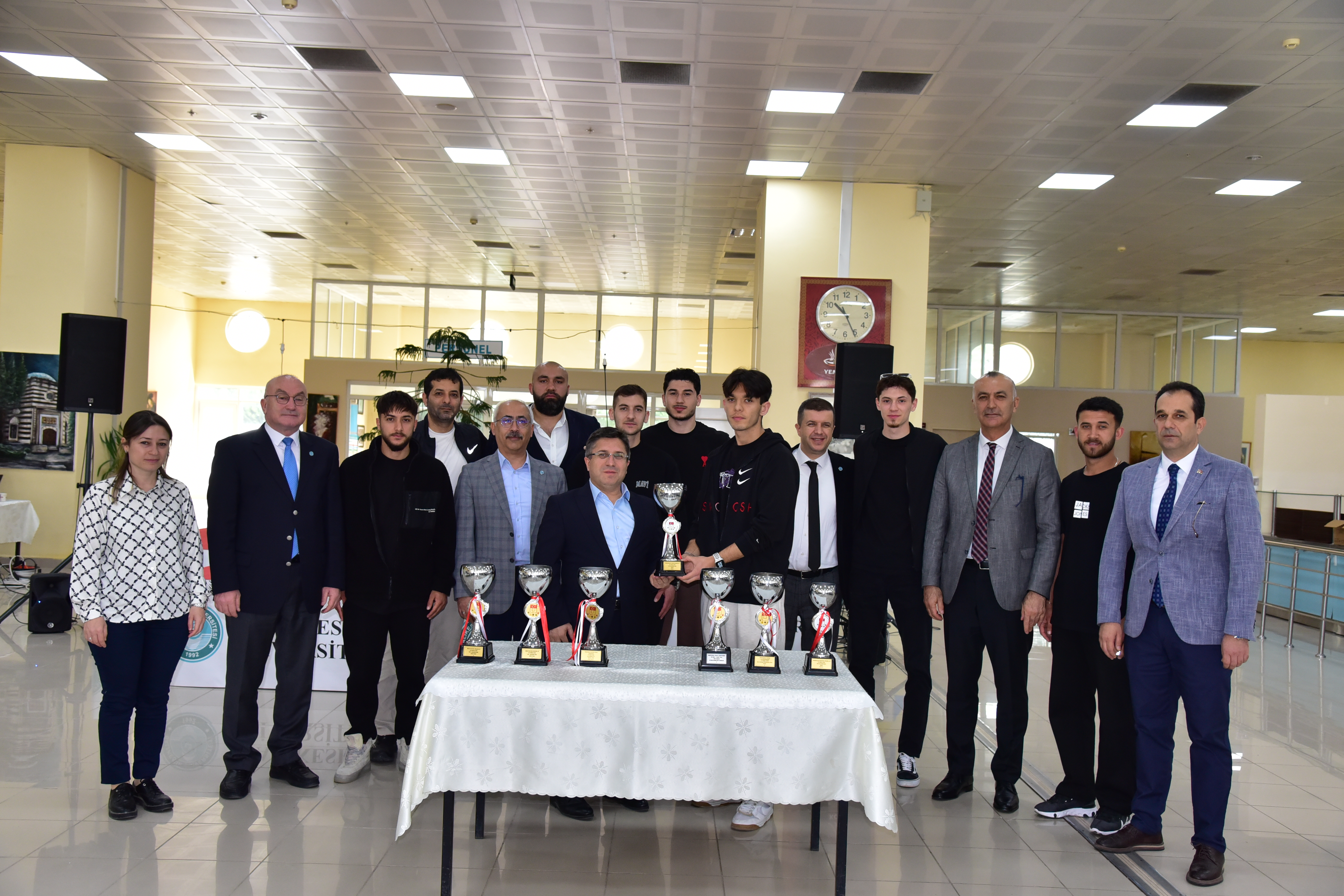 14 Branşta BAÜN'ü Zirveye Taşıyan Sporcularla Üniversite Yönetimi Bir araya Geldi 4