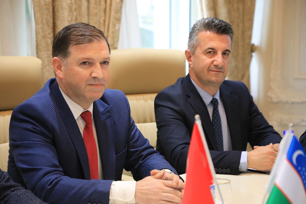 Fakültemiz Dekanı Prof. Dr. Volkan Yüksel Özbekistan'da Renessans Ta'lim Üniversitesi ve Taşkent Devlet Üniversitesinde seminer ve eğitim verme faaliyetlerinde bulundu. 3
