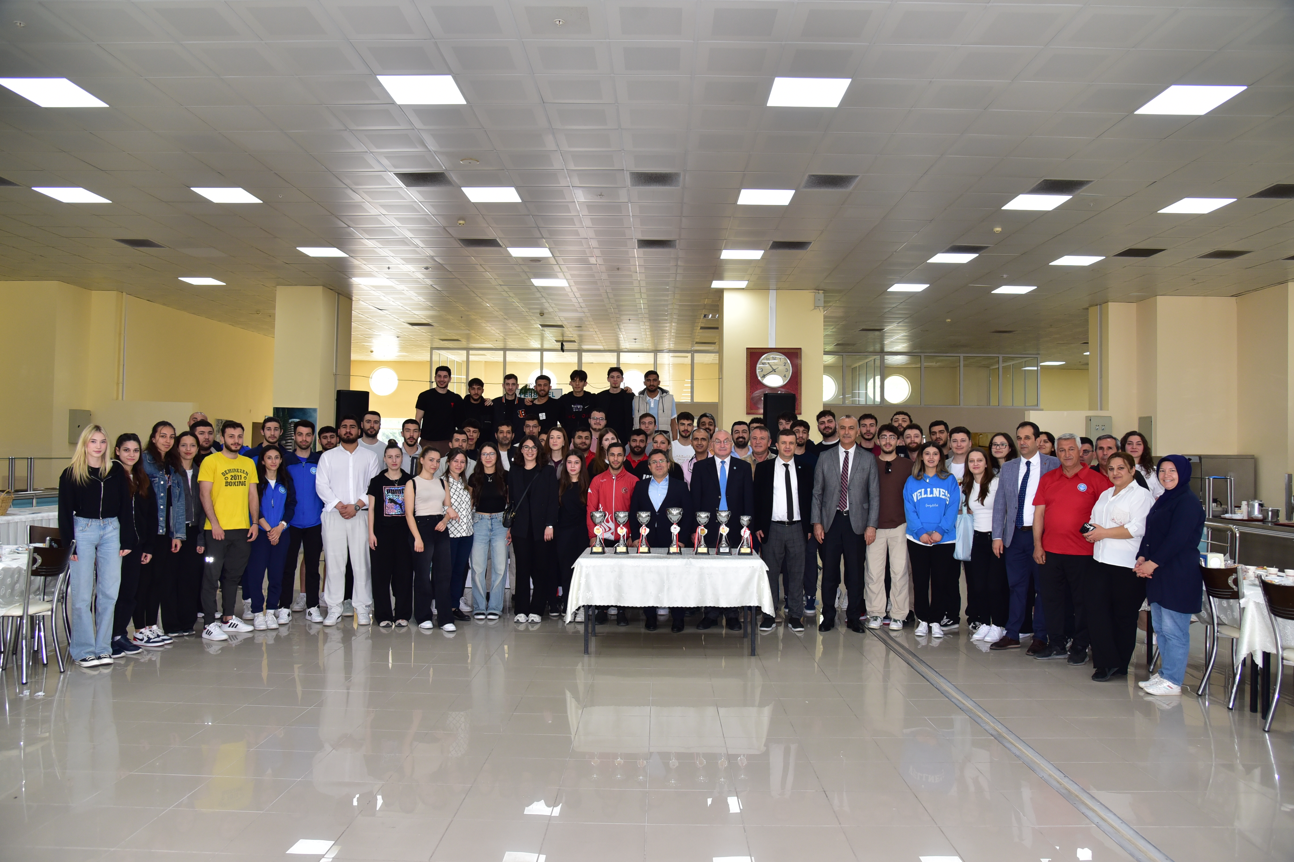 14 Branşta BAÜN'ü Zirveye Taşıyan Sporcularla Üniversite Yönetimi Bir araya Geldi