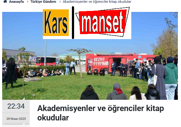 Akademisyenler ve öğrenciler kitap okudular.
