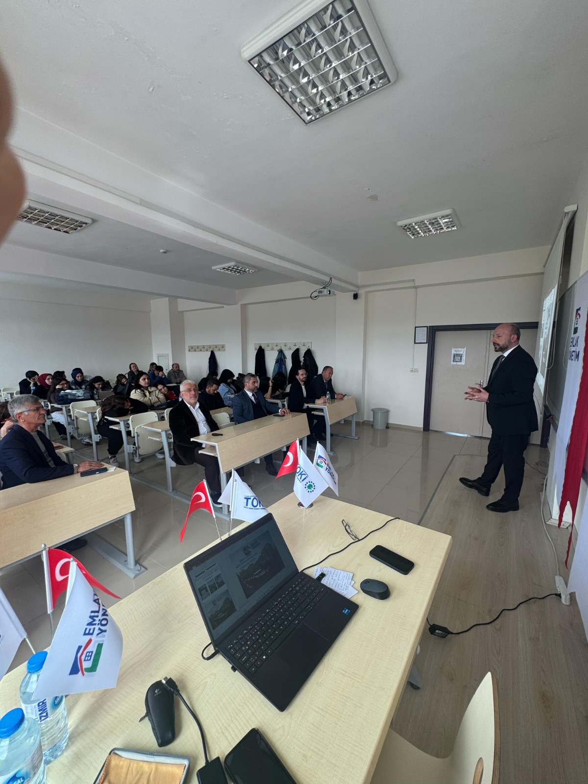 Meslek Yüksekokulumuzda Emlak Yönetim Hizmetleri ve Ticaret A.Ş tarafından "Bina ve Site Yönetiminde Emlak Yönetim" başlıklı bir seminer gerçekleştirildi. 2