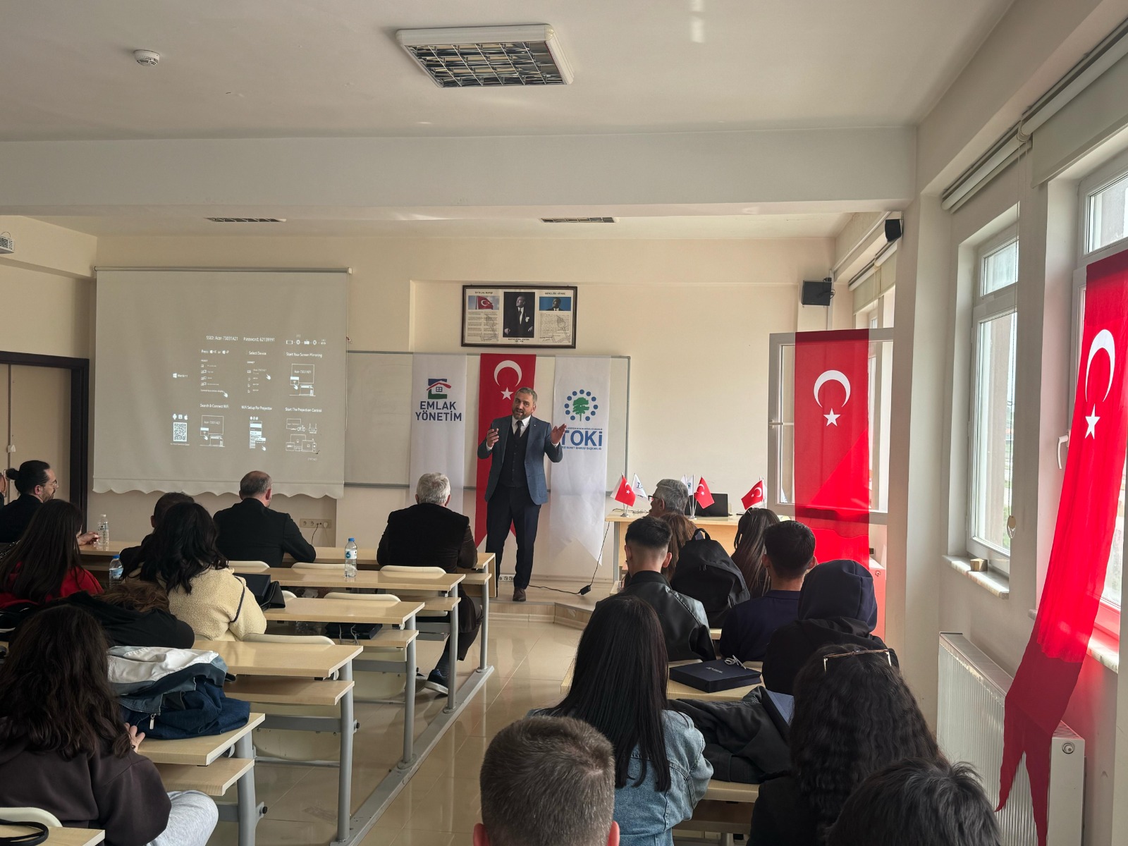 Meslek Yüksekokulumuzda Emlak Yönetim Hizmetleri ve Ticaret A.Ş tarafından "Bina ve Site Yönetiminde Emlak Yönetim" başlıklı bir seminer gerçekleştirildi.