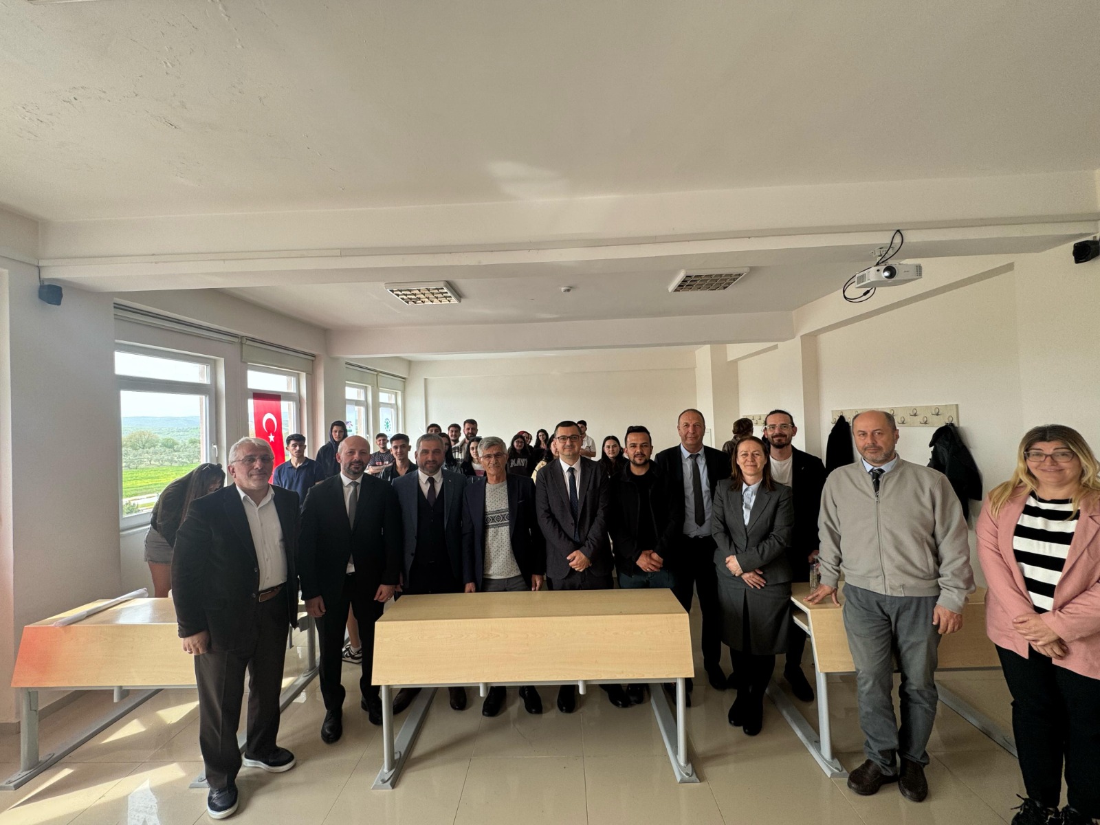 Meslek Yüksekokulumuzda Emlak Yönetim Hizmetleri ve Ticaret A.Ş tarafından "Bina ve Site Yönetiminde Emlak Yönetim" başlıklı bir seminer gerçekleştirildi. 4