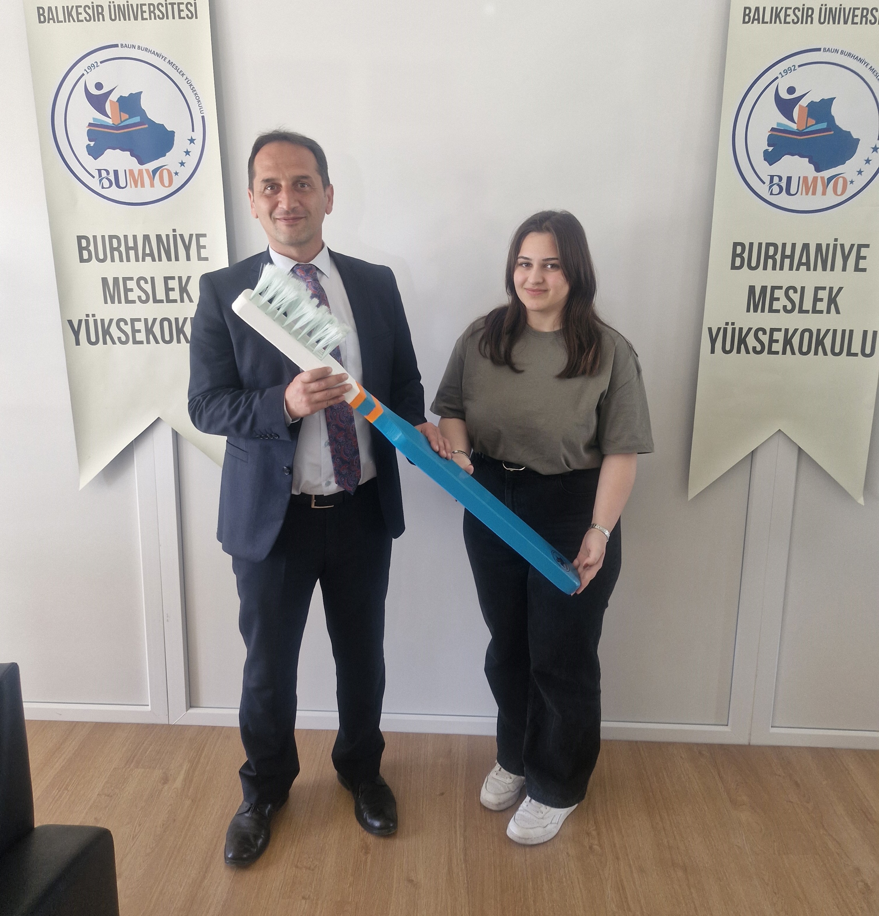 BAÜN Burhaniye MYO’nun hazırladığı 1 Metrelik Dev Diş Fırçası Miniklerle Buluştu 4