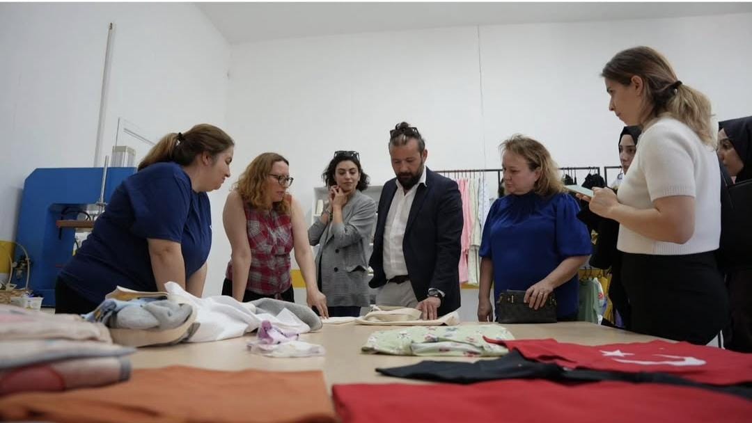 Sındırgı Belediyesi Emekçi Kadınlar Kooperatifimiyle iş birliği içinde sürdürülebilir üretime katkı sağlamaya devam ediyor.