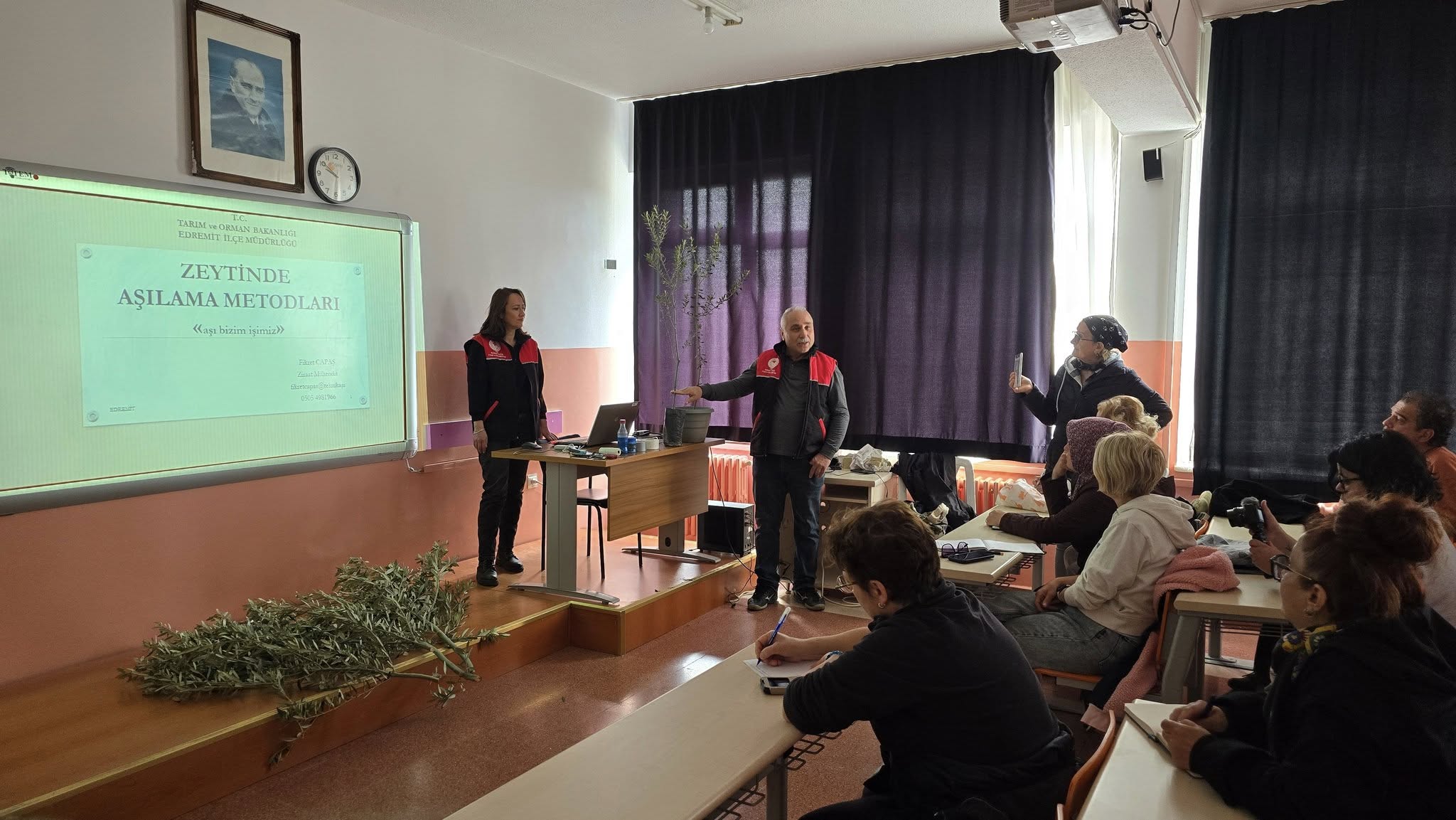 Edremit Meslek Yüksekokulunda düzenlenen "Zeytinde Aşılama" konulu eğitim programı, öğrenci ve çiftçilerin yoğun ilgisiyle gerçekleşti